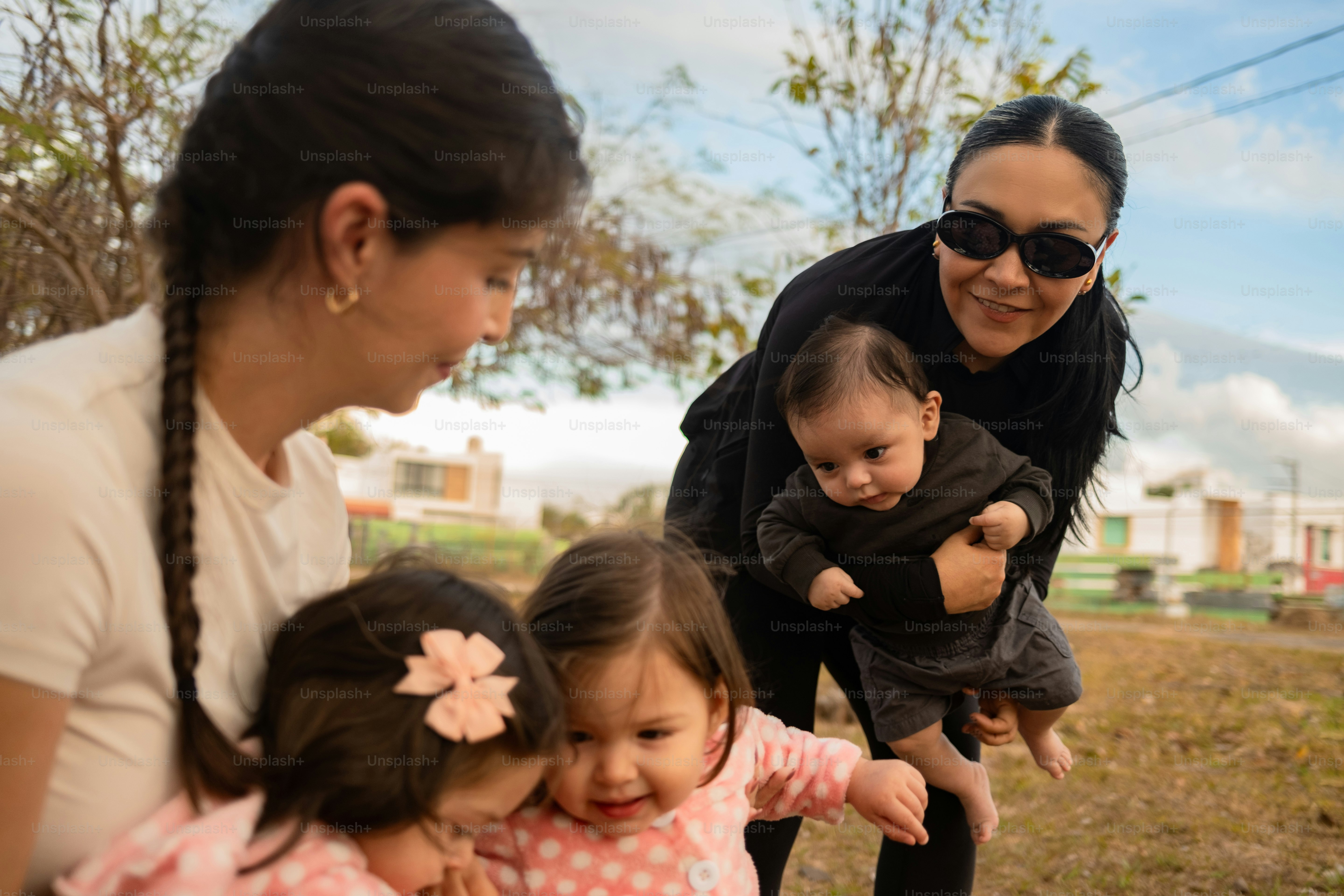 Wanita dengan bayi di luar ruangan pada hari yang cerah