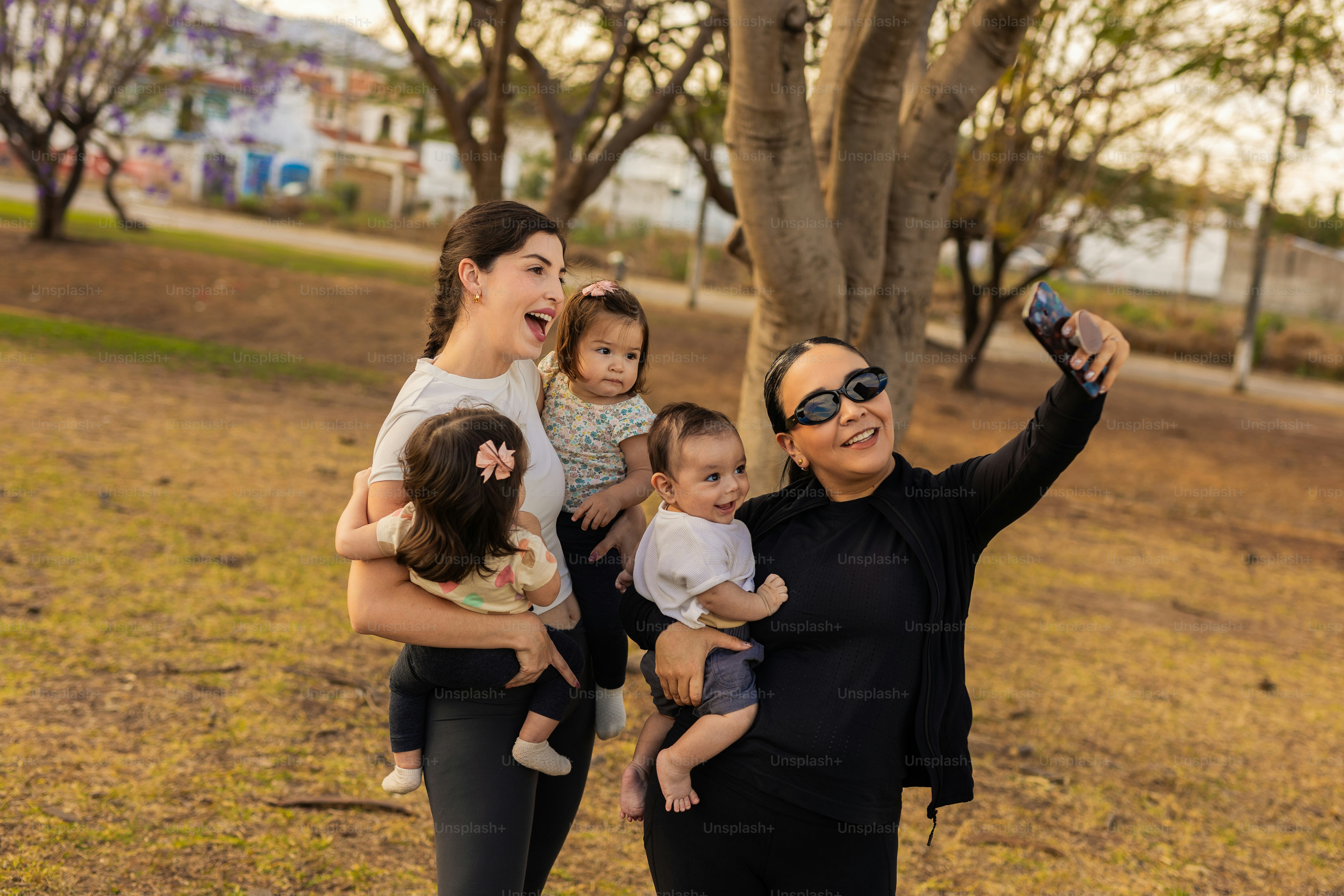 Wanita berfoto selfie dengan bayi di taman