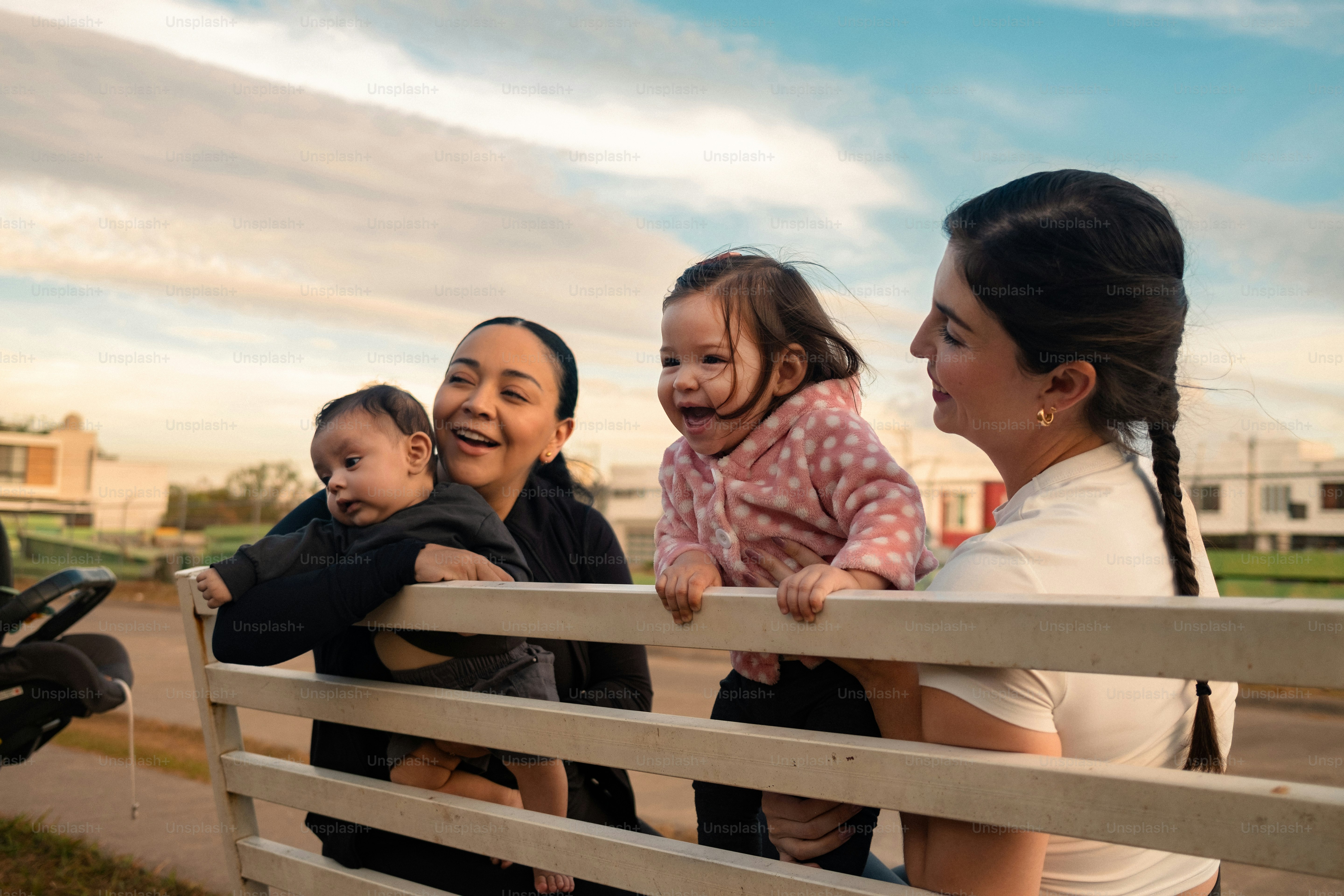 Dua wanita menggendong bayi di hari yang cerah