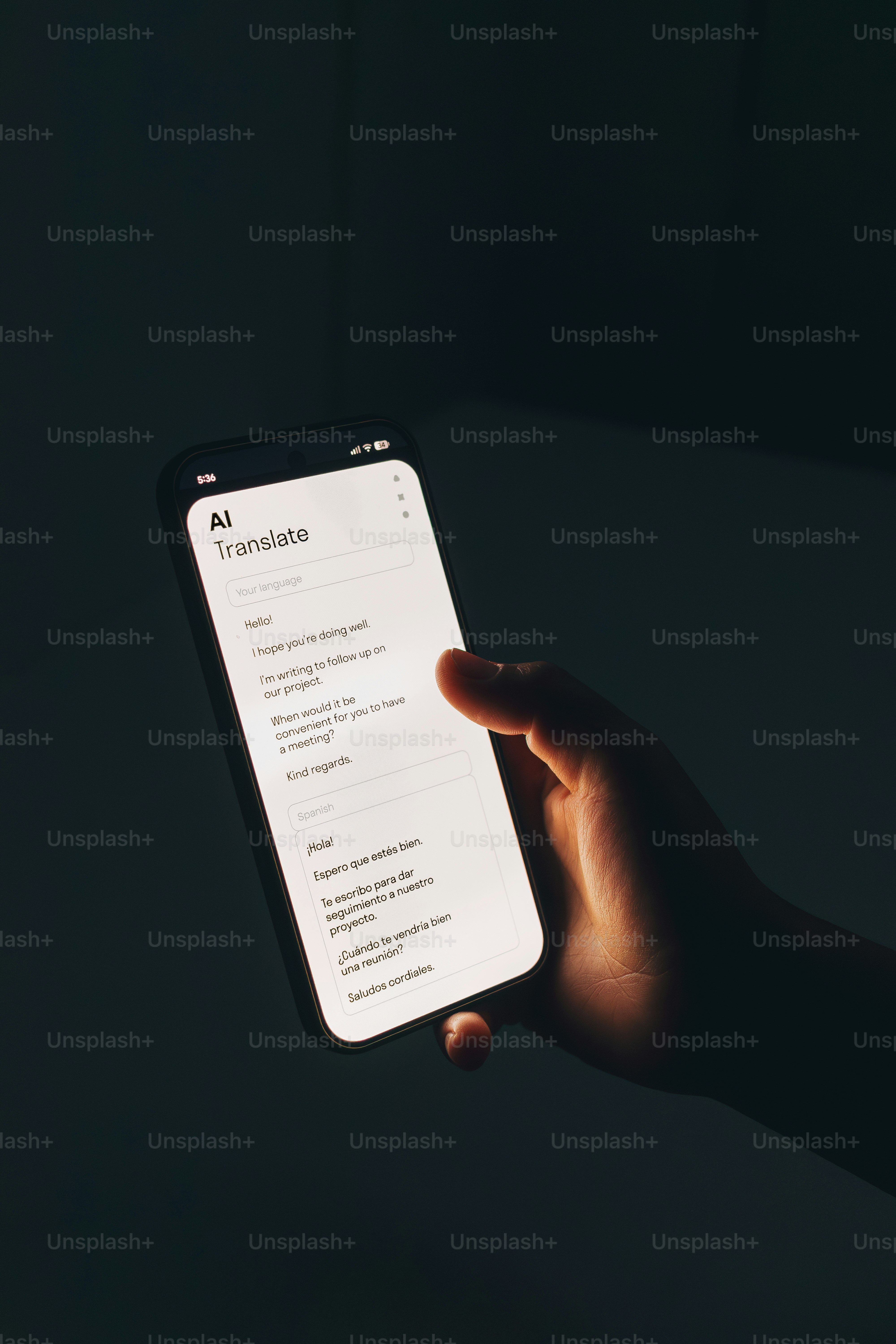 Smartphone che si tiene per mano e mostra l'app di traduzione AI
