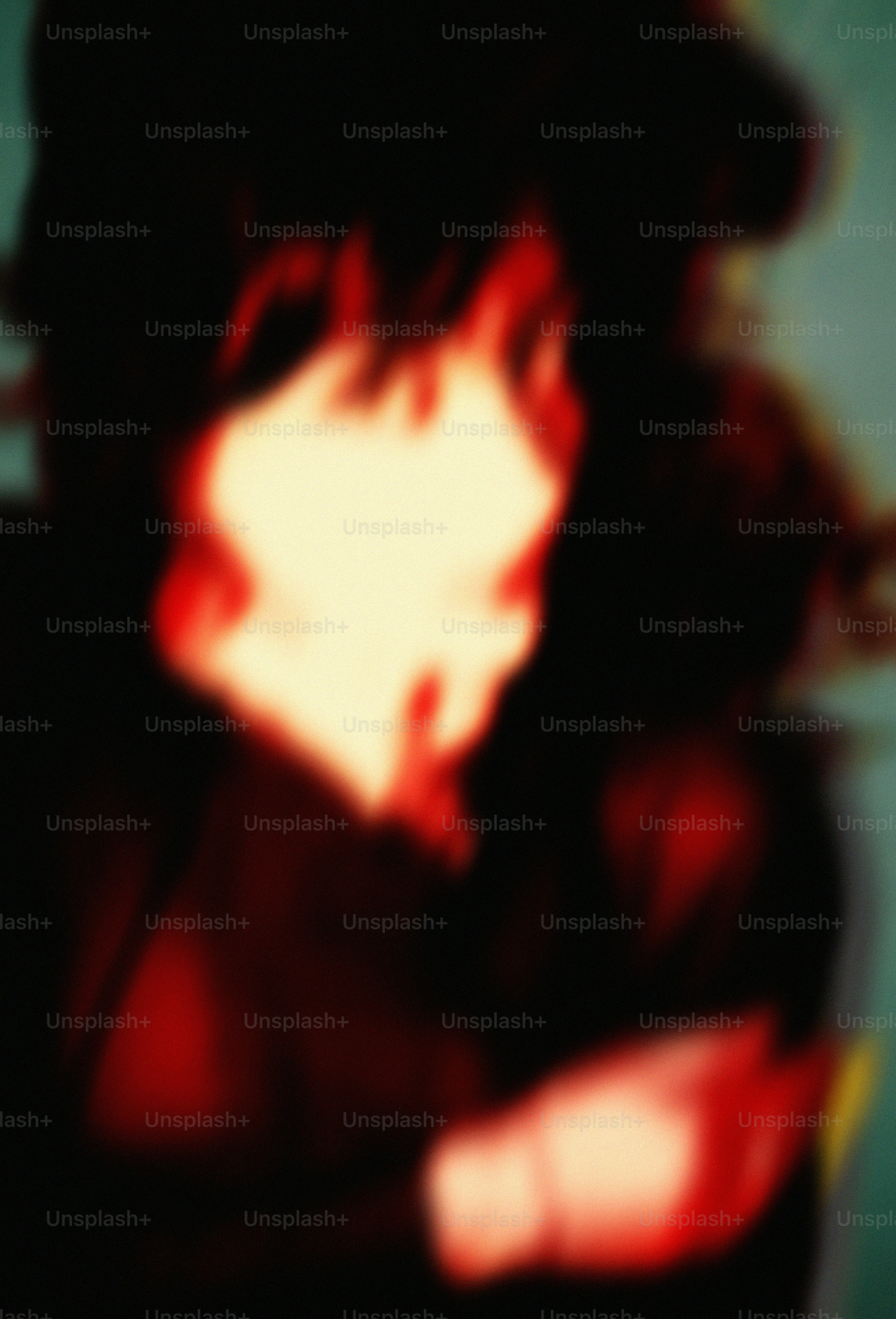 Un primer plano borroso del rostro de una persona.
