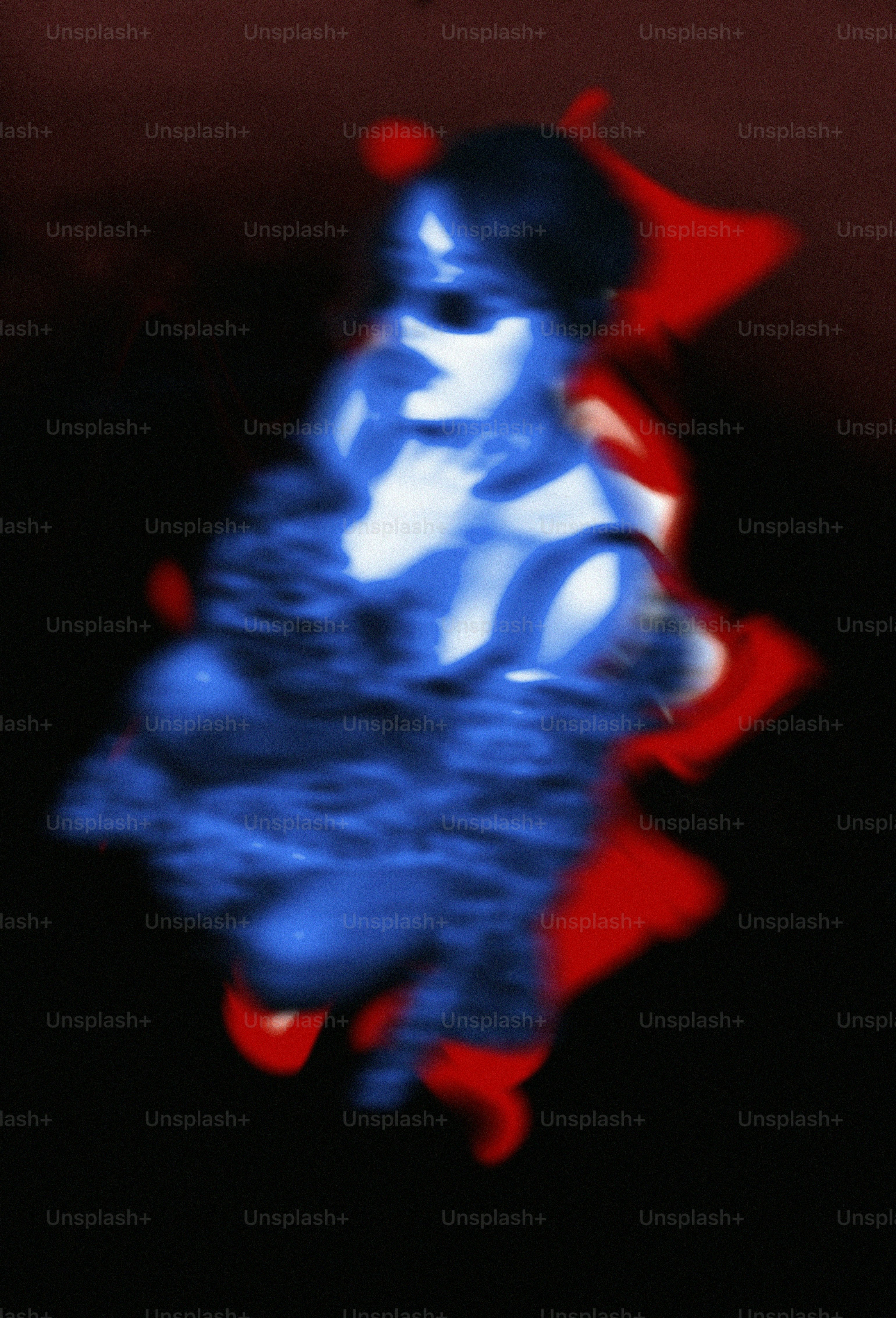 Mujer en estilo abstracto azul y rojo