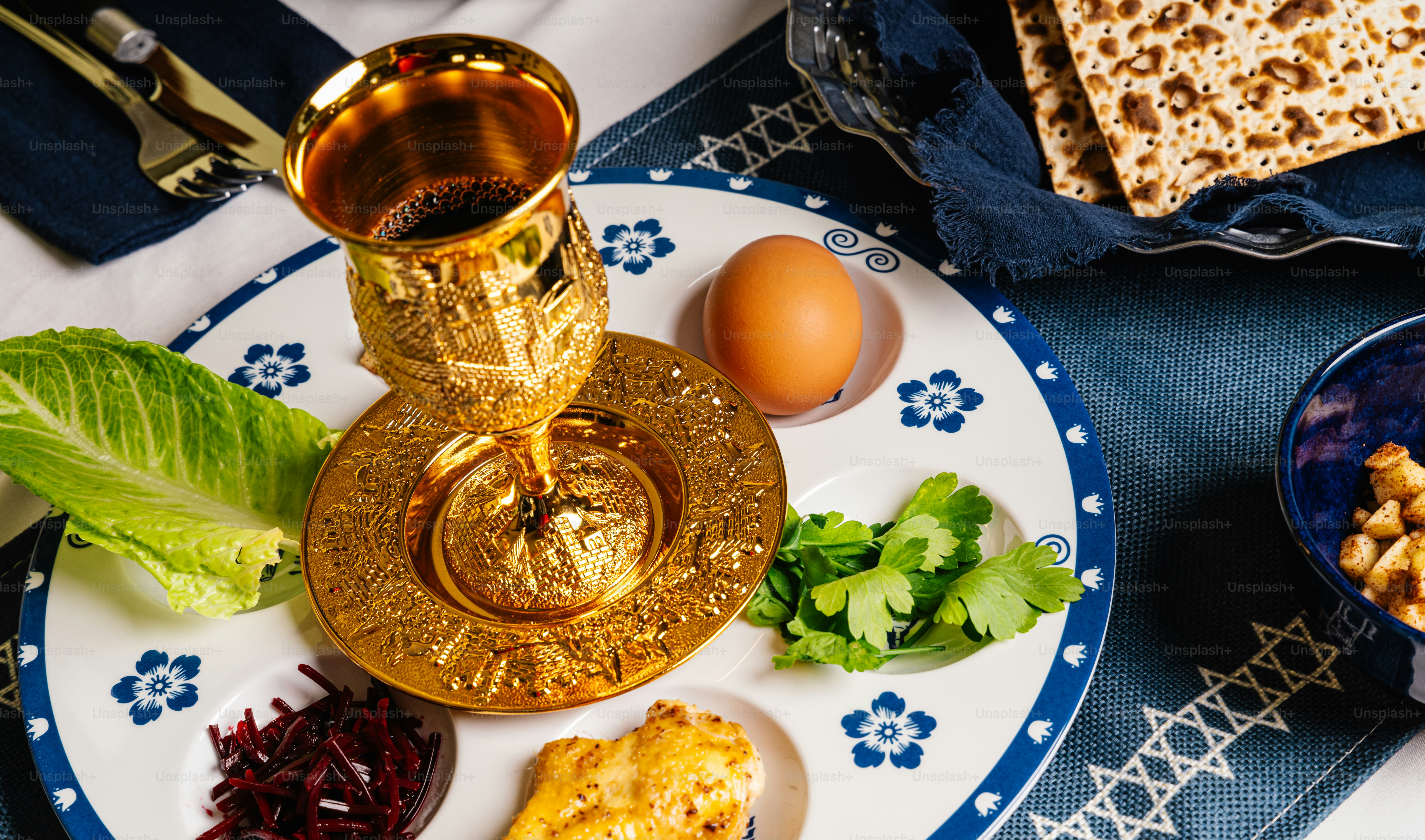 Piring seder Paskah dengan makanan simbolis dan makanan tradisional.