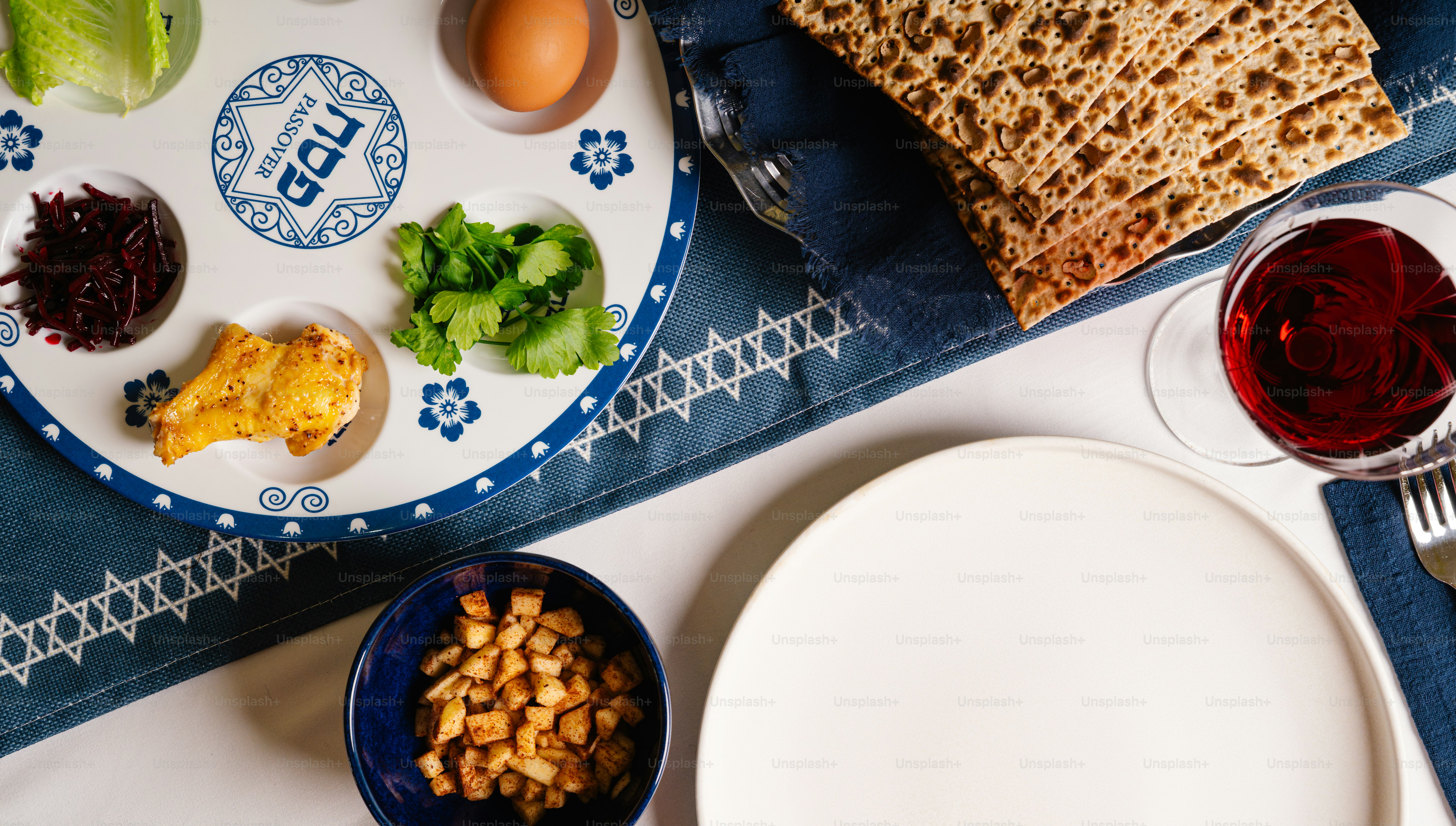 Piring seder Paskah dengan matzah dan anggur