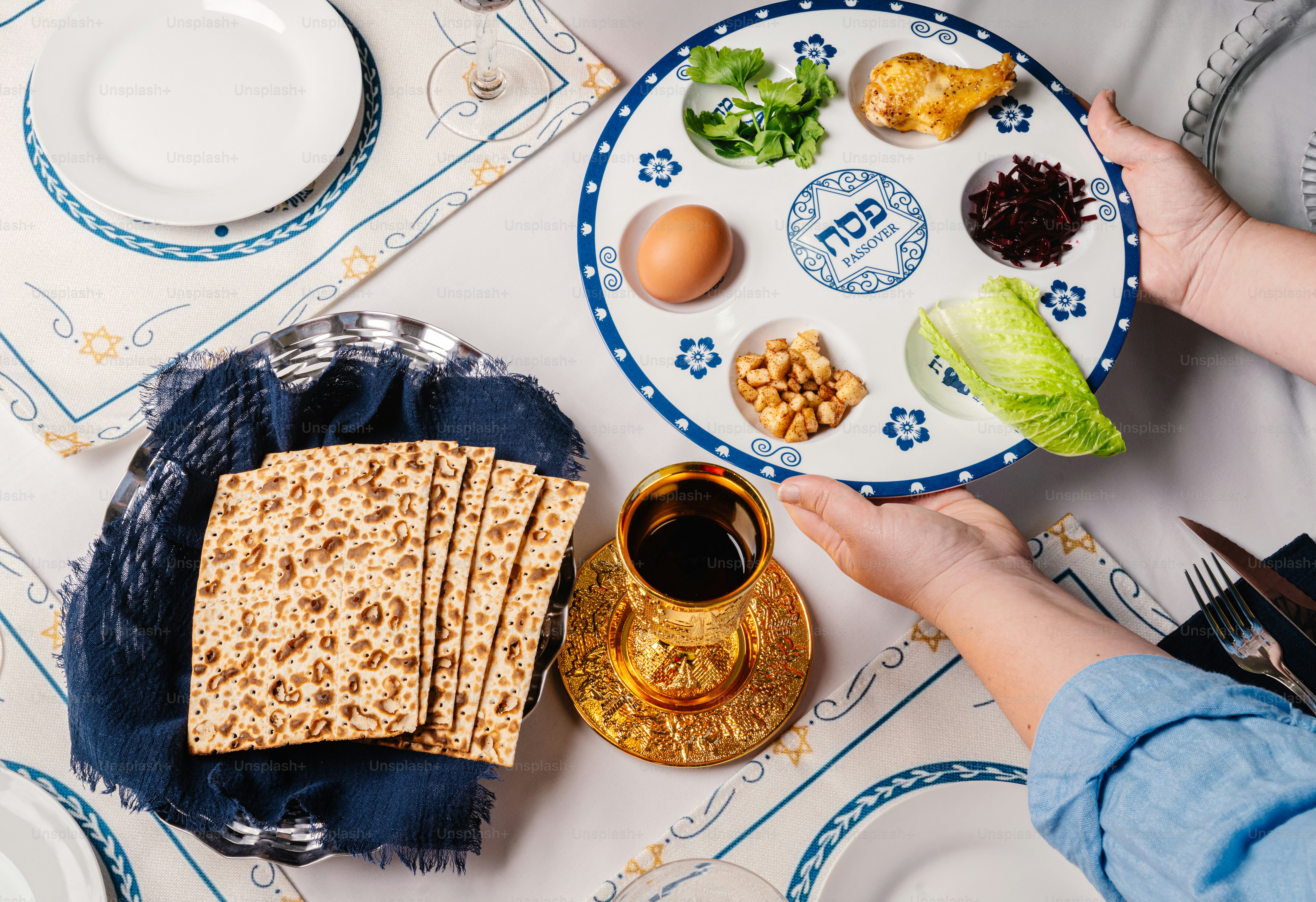 Pessach-Sederteller mit Matzah und Wein