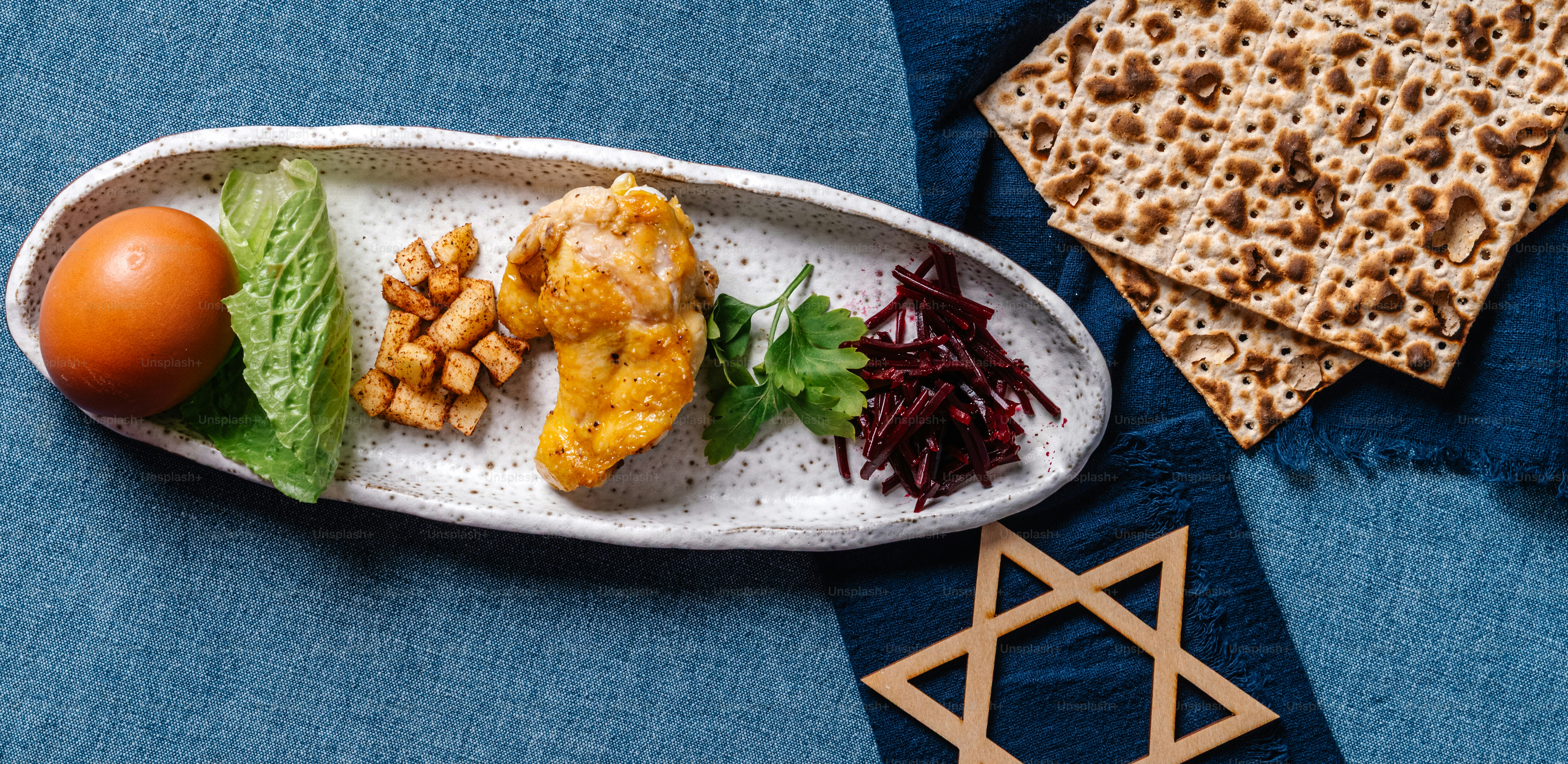Piring seder Paskah dengan matzah dan bintang Daud.