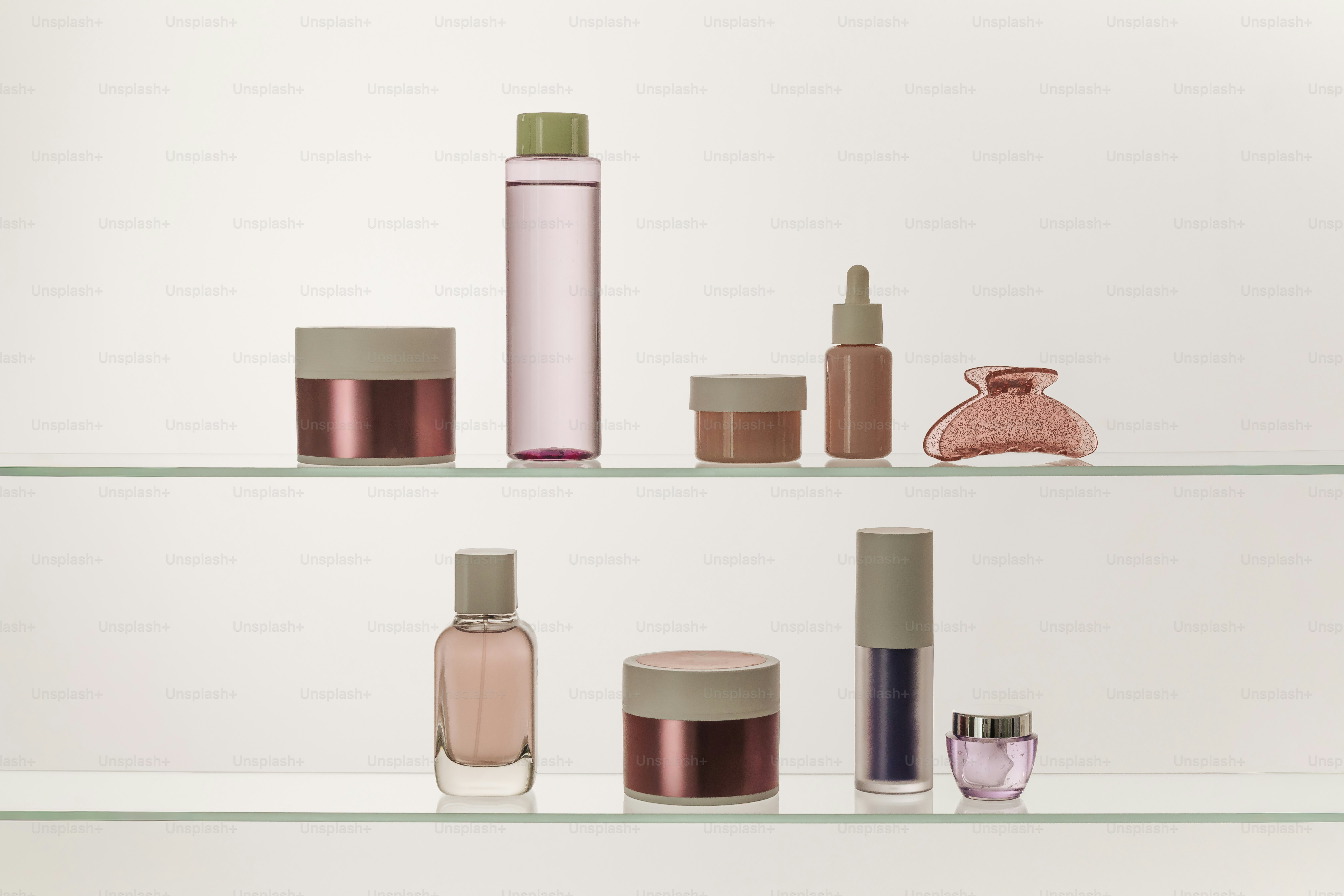 Varie bottiglie e barattoli cosmetici disposti sugli scaffali.