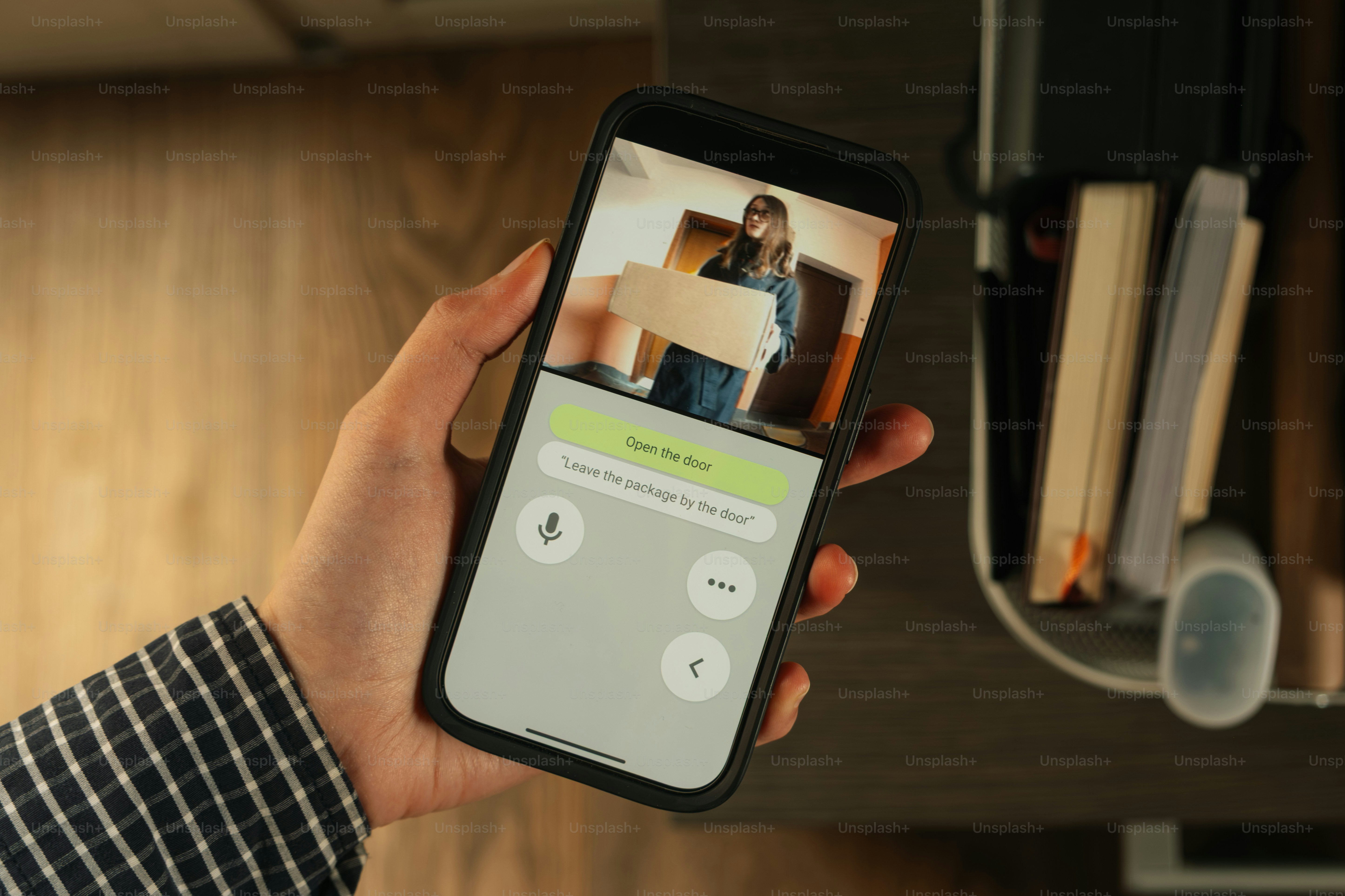 Persona con el teléfono mostrando la imagen de las cámaras de seguridad
