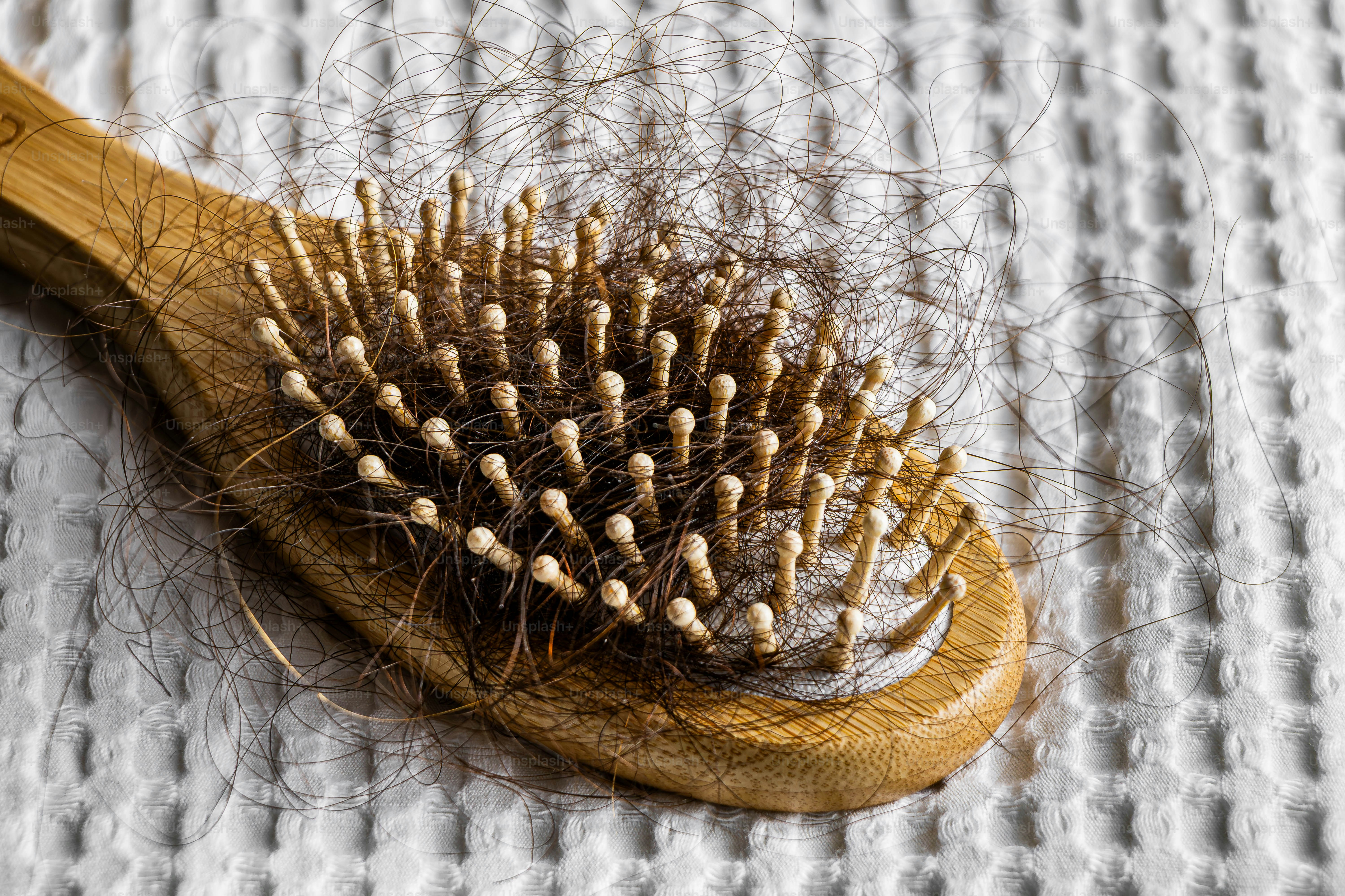 Haarbürste mit Haarsträhnen darauf