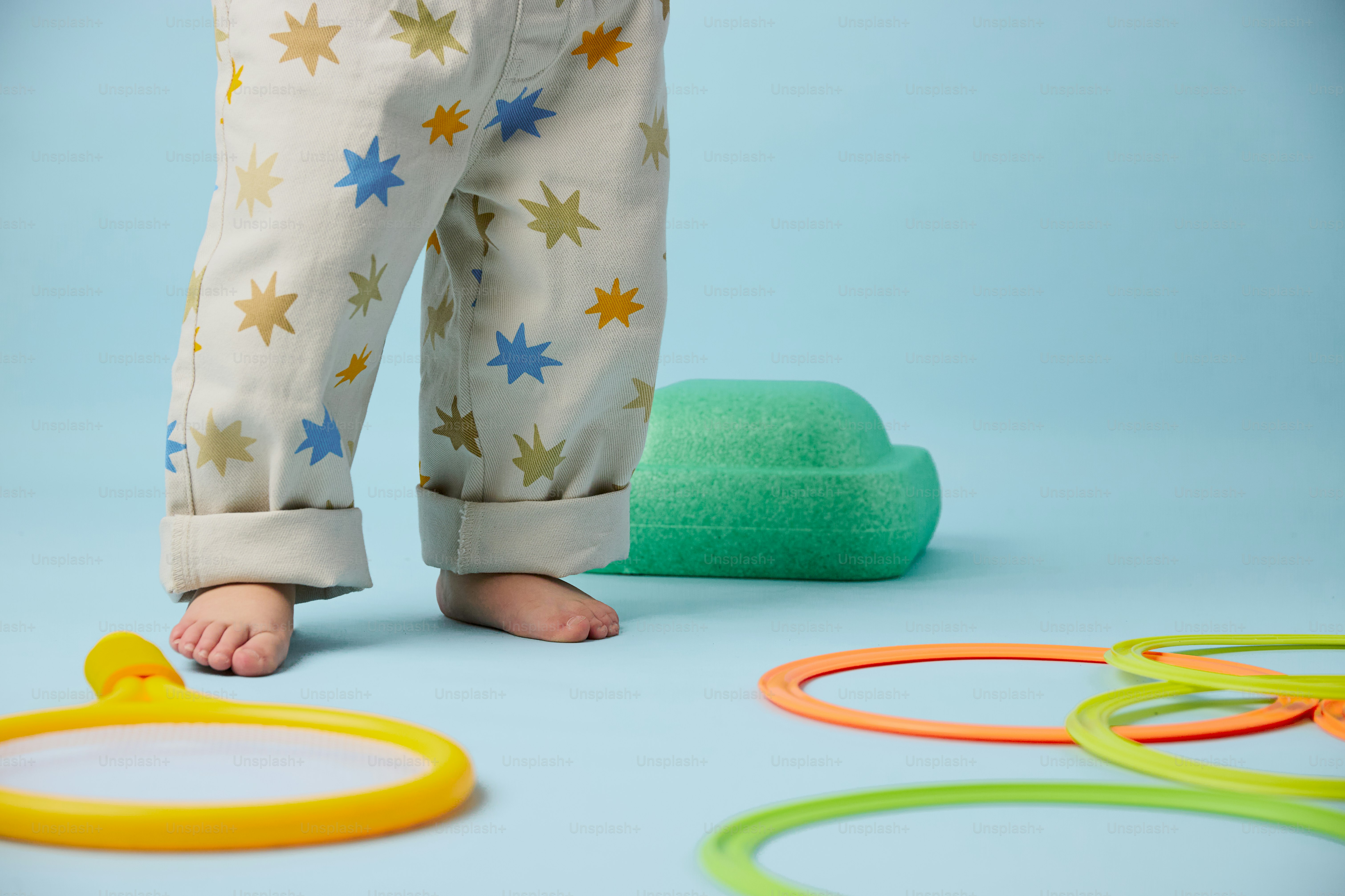 Les jambes d’un enfant debout près de cercles colorés