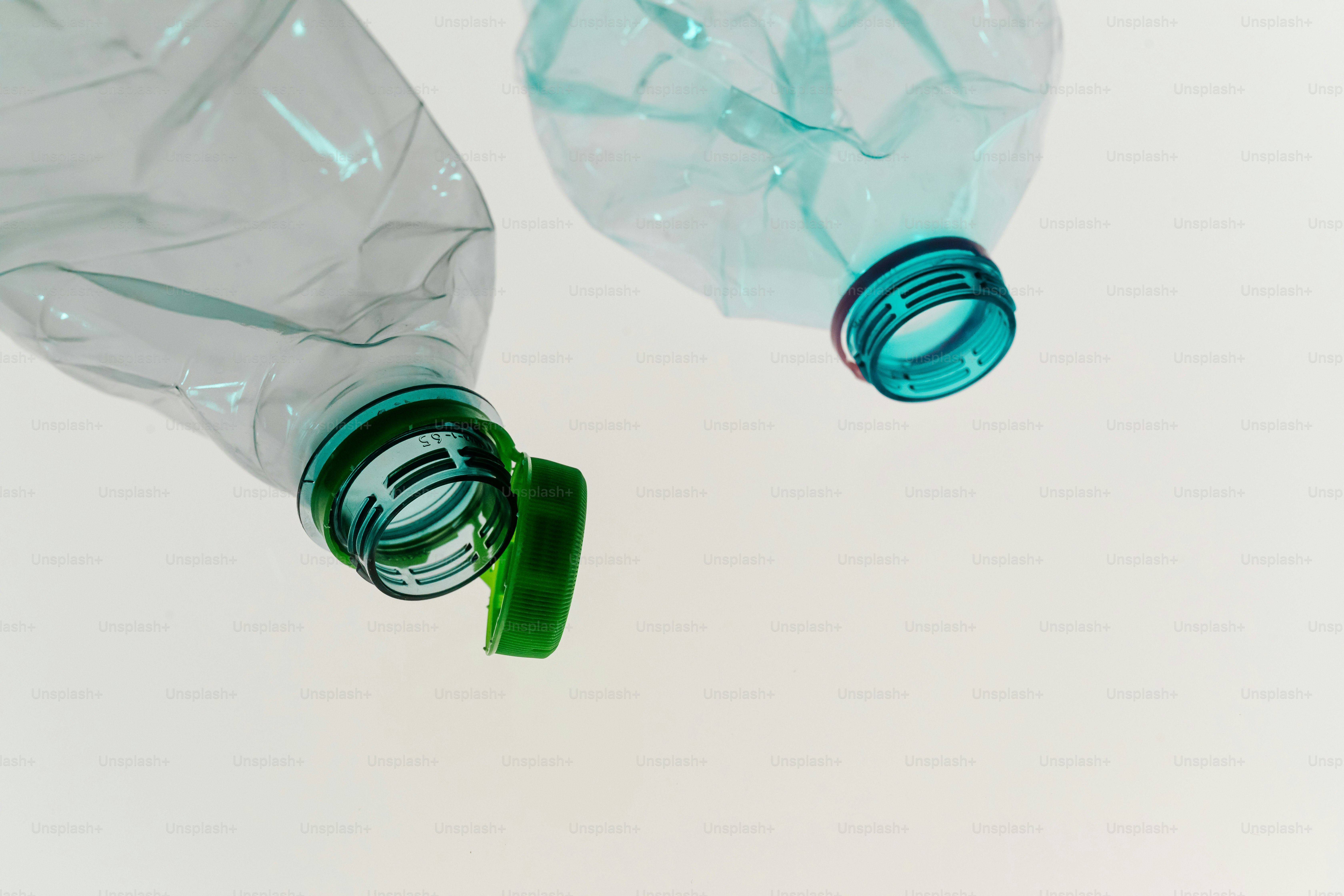 Zwei leere Plastikflaschen mit grünen Deckeln