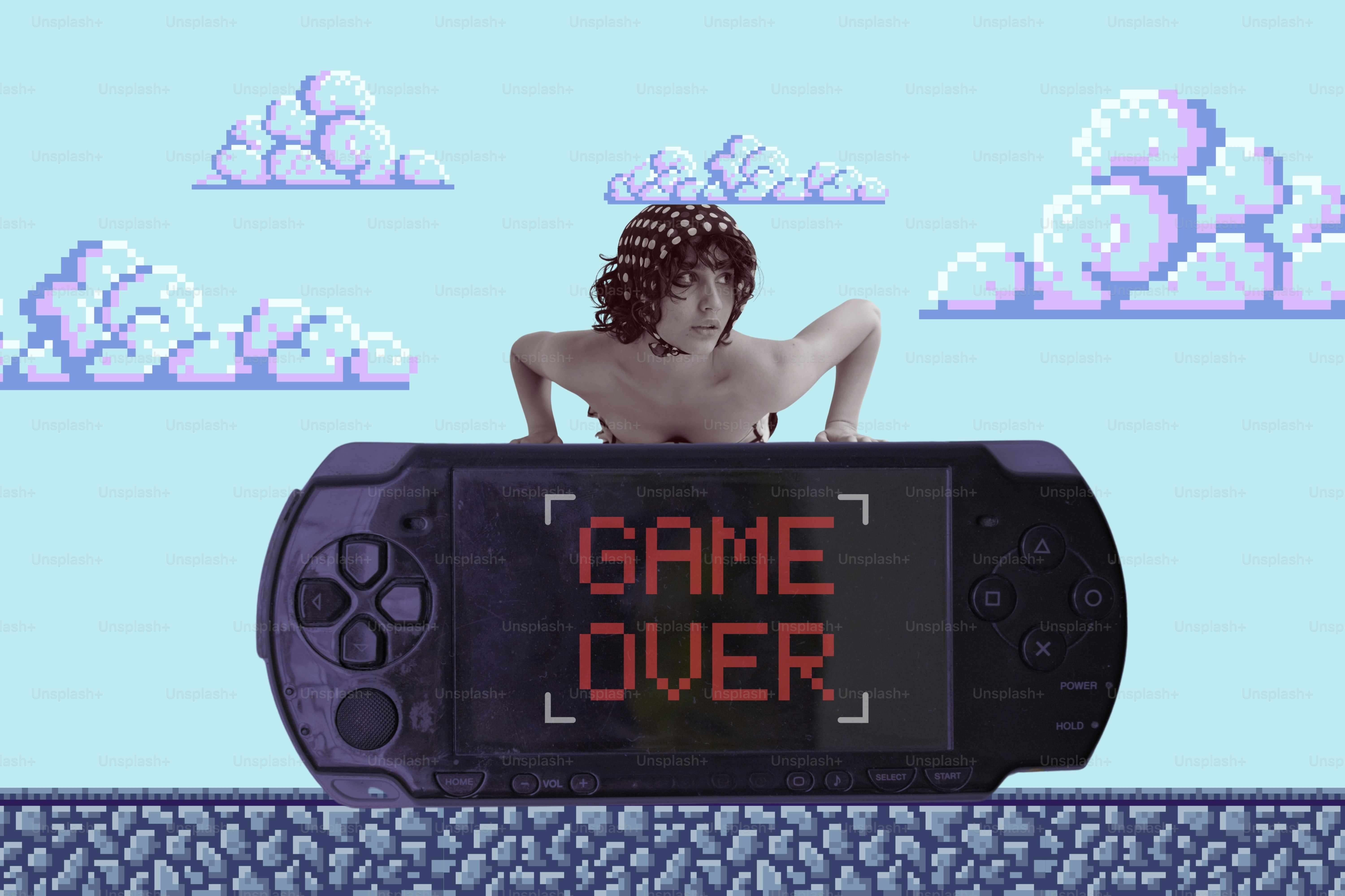 Orang yang muncul dari layar psp yang menampilkan game over.
