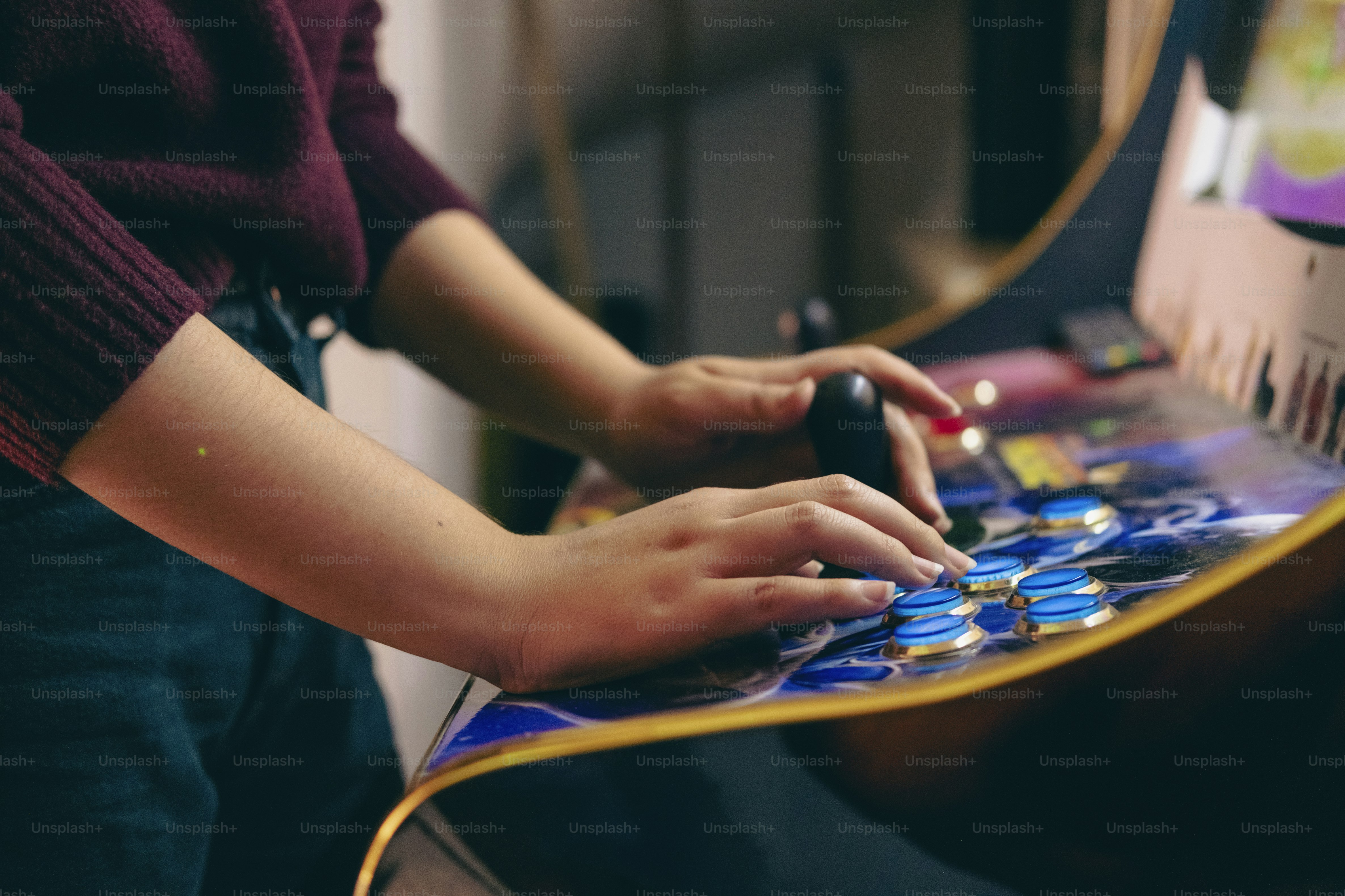 Tangan memainkan mesin permainan arcade vintage
