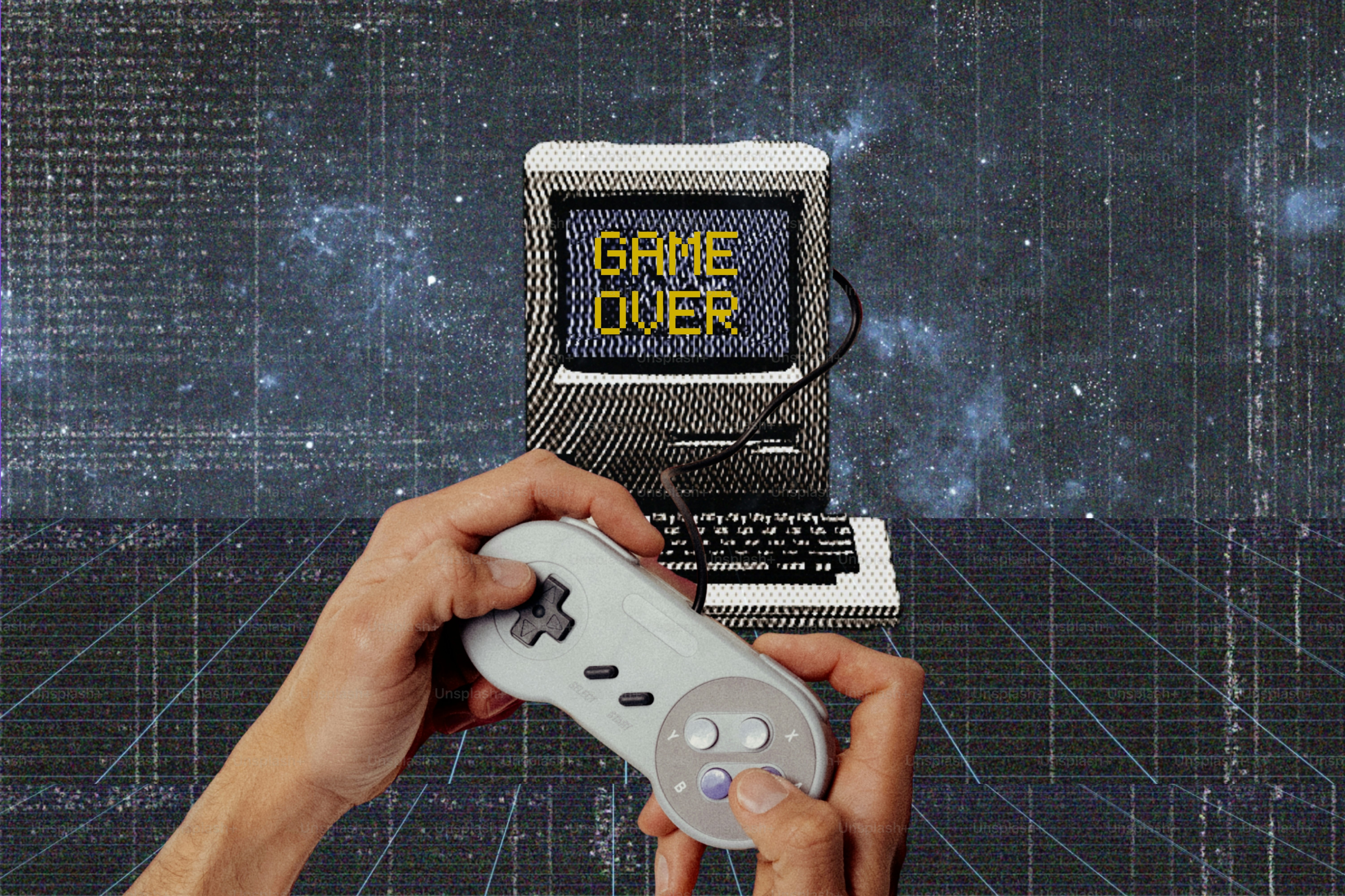 Tangan memegang pengontrol game dengan "game over" di layar