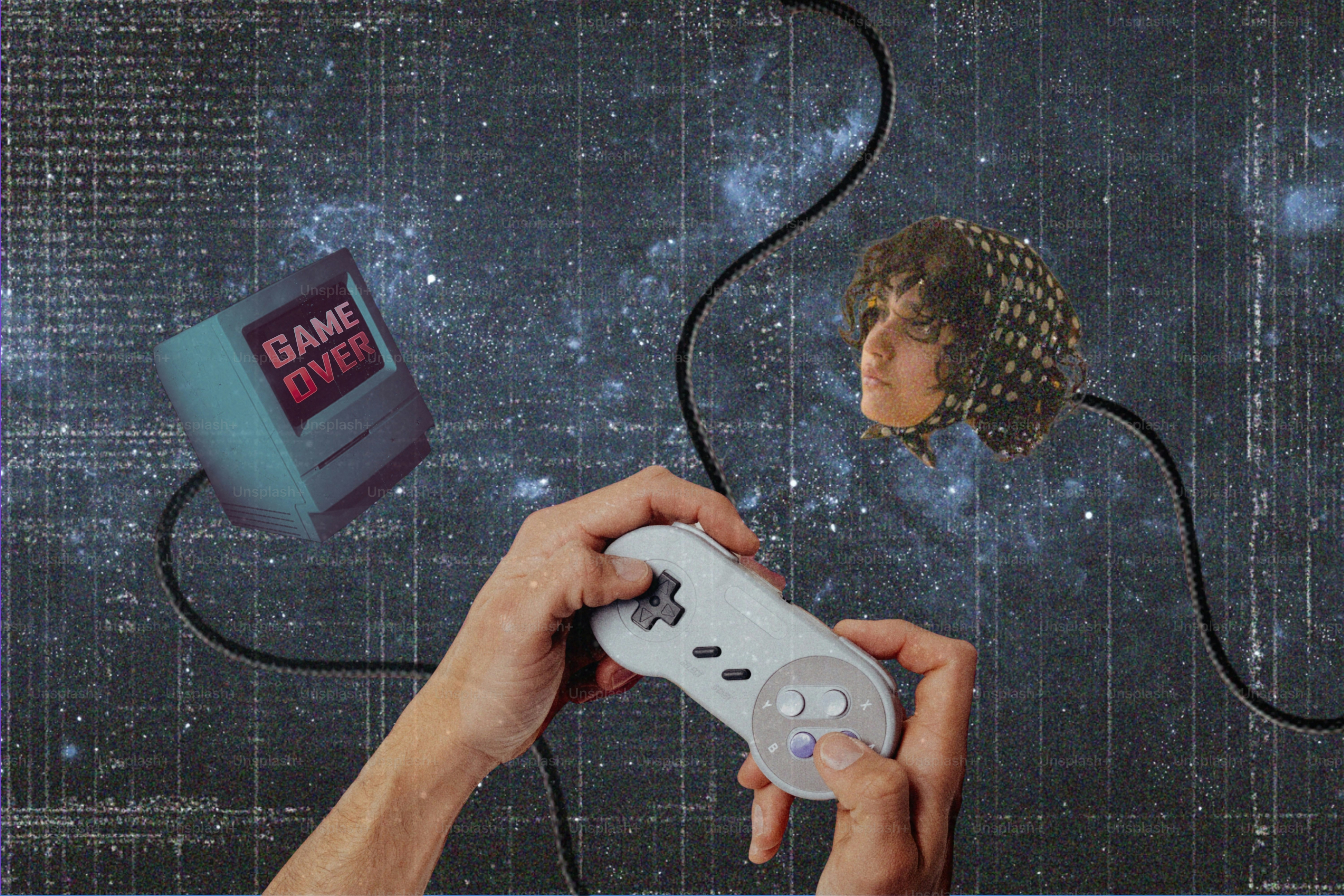 Tangan memegang pengontrol game retro terhubung ke layar.