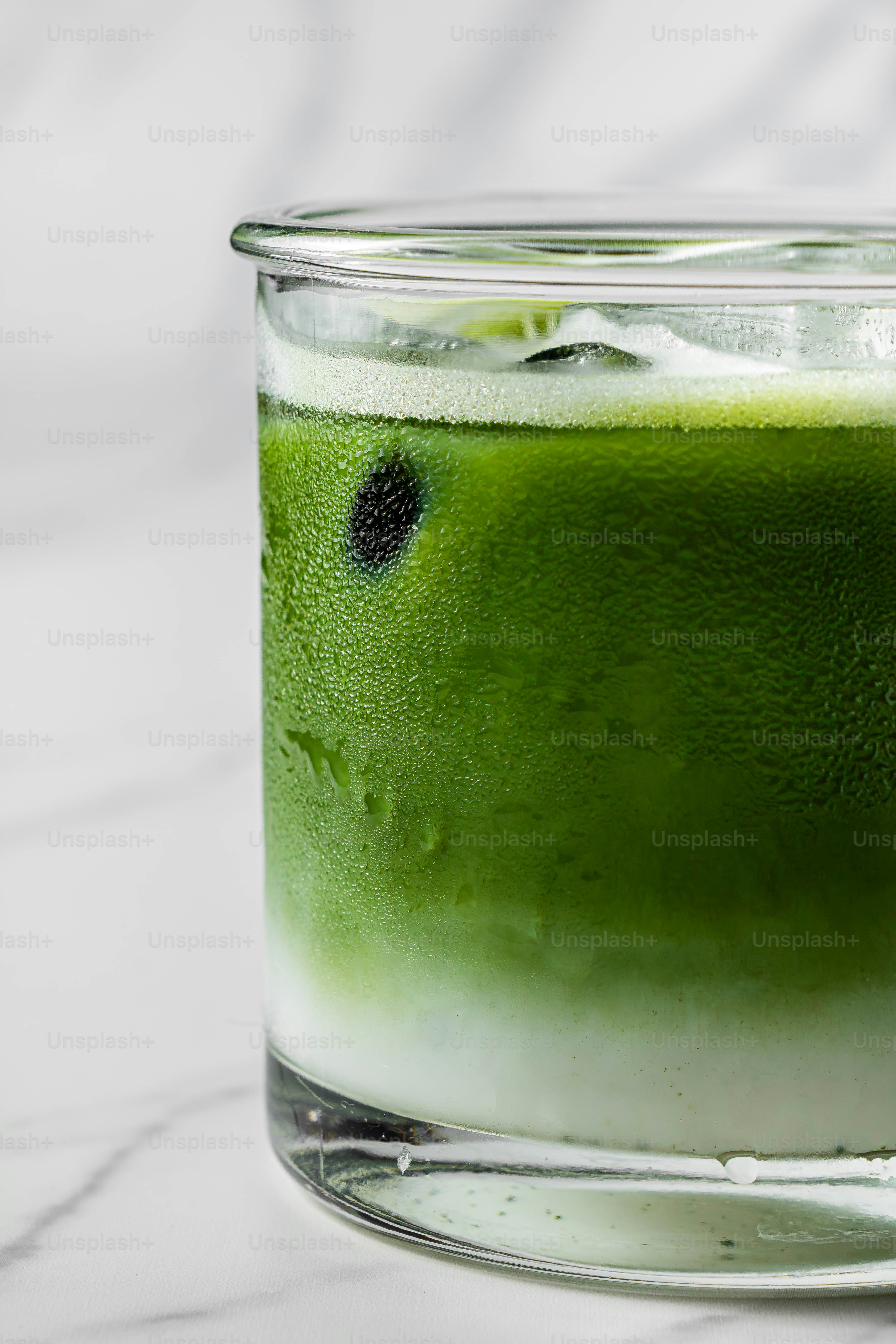 ミルクと氷入りのアイス抹茶ラテ