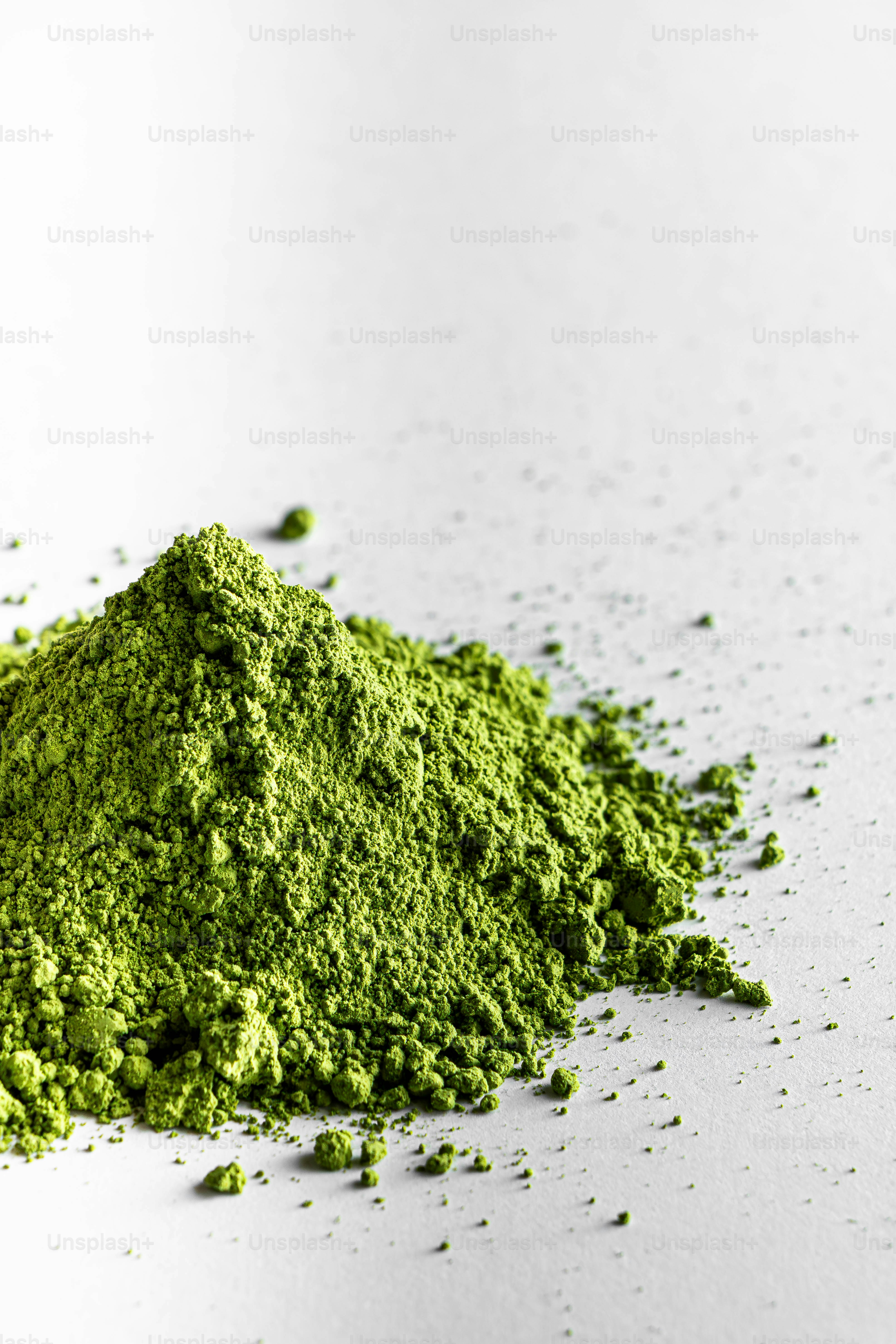 鮮やかな緑色の抹茶粉の山