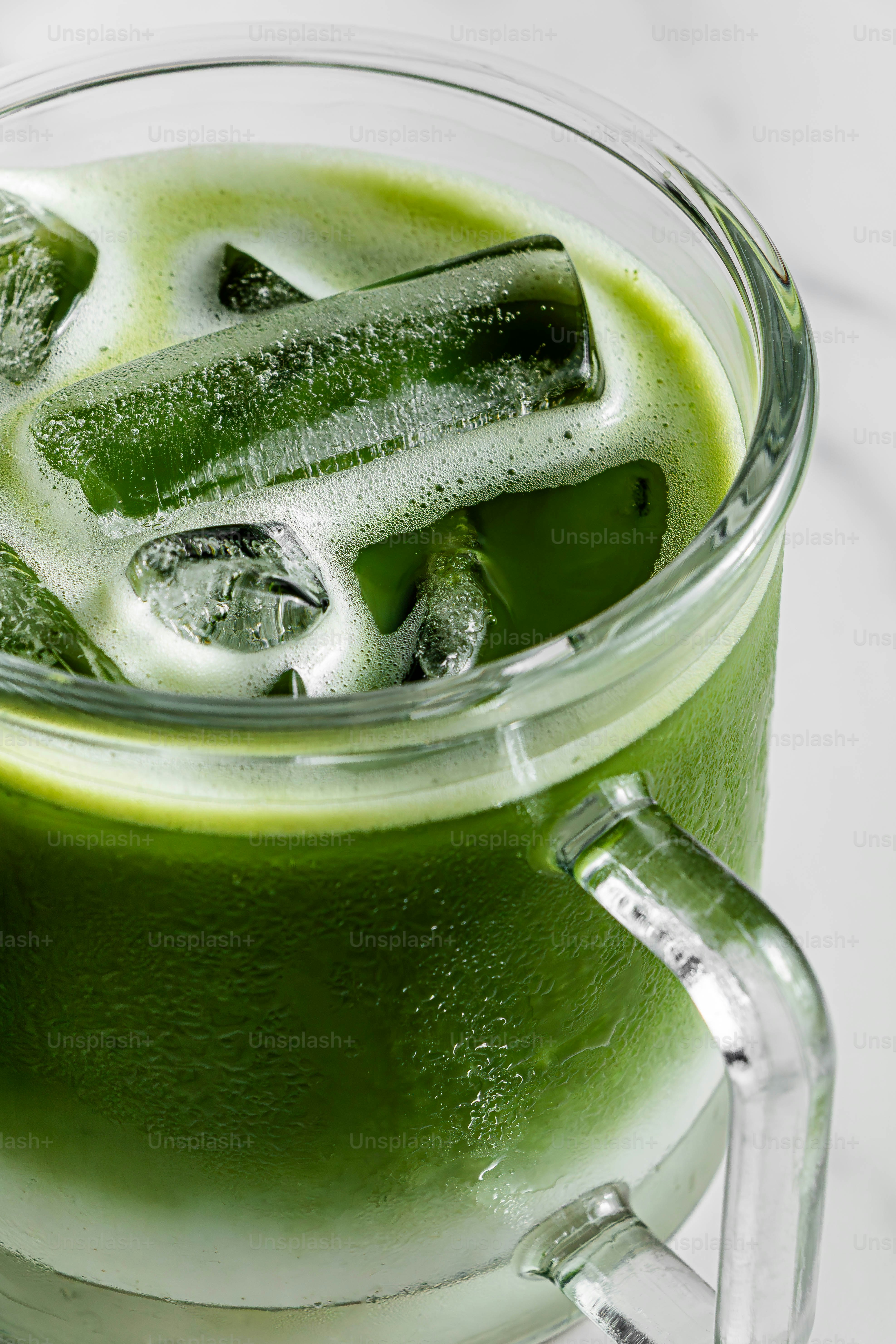 氷を添えた爽やかなアイス抹茶ラテ。