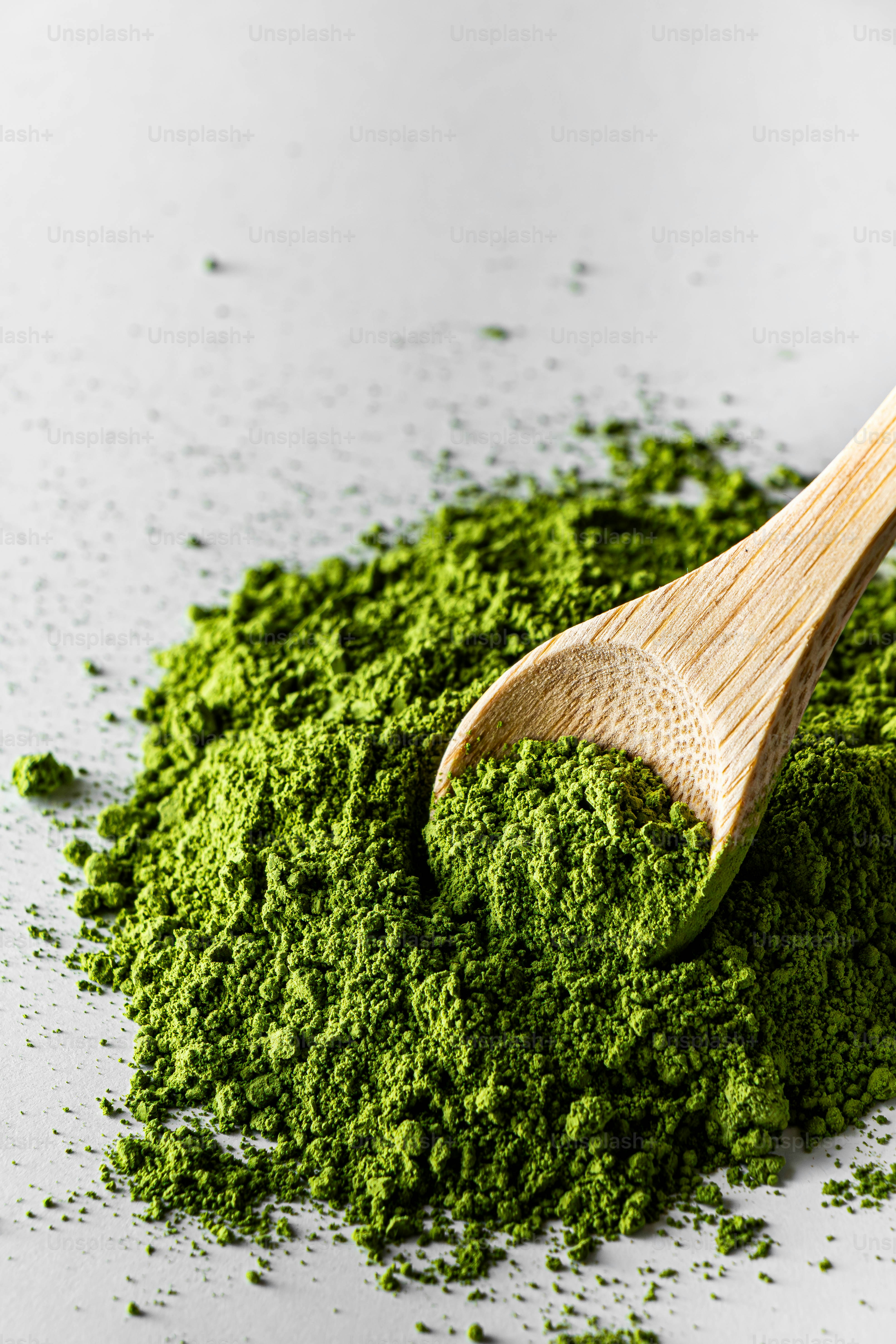 木のスプーンで鮮やかな緑色の抹茶粉をすくい上げます。