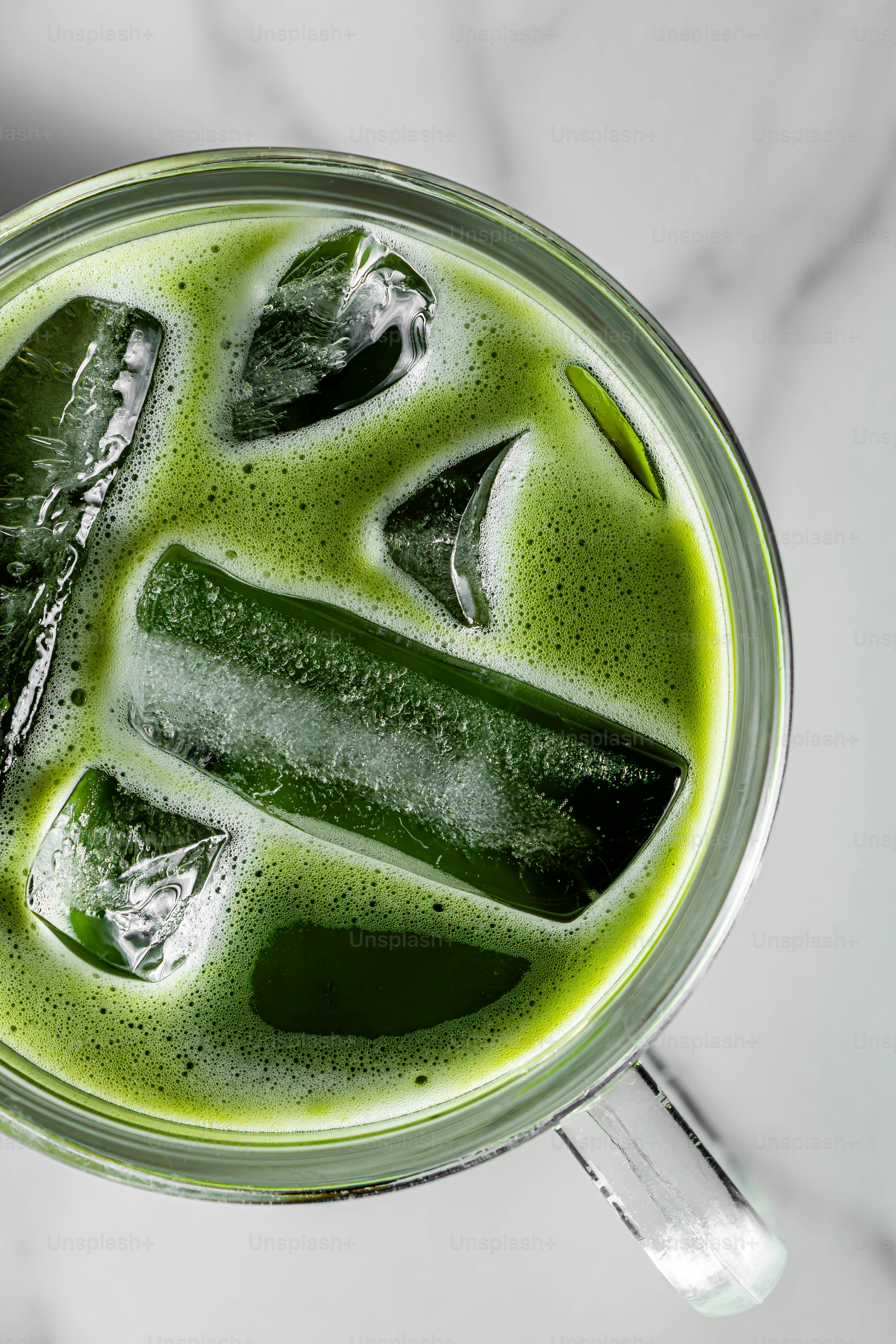 氷を入れたさっぱりした抹茶