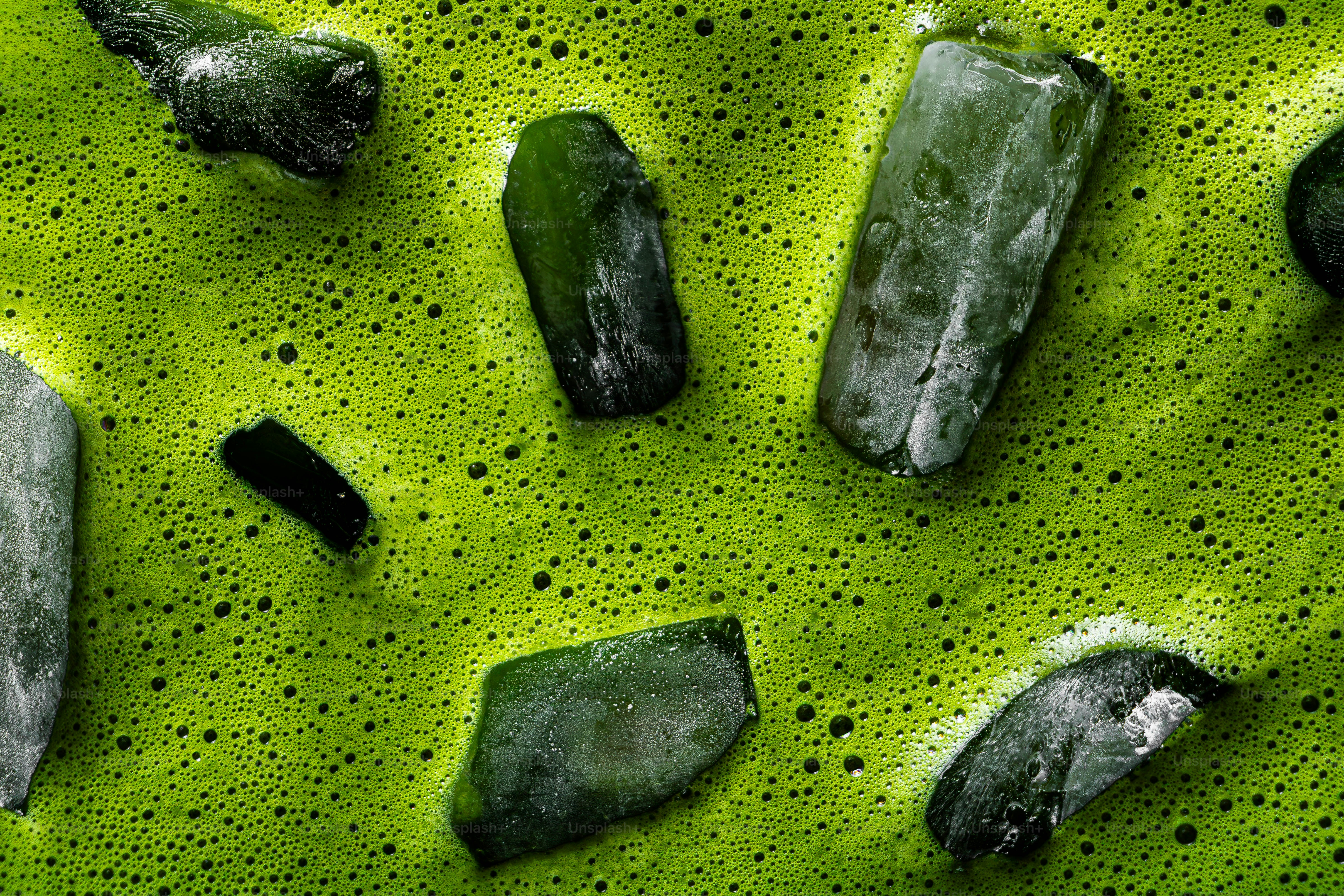 氷と泡を使った緑抹茶ドリンク