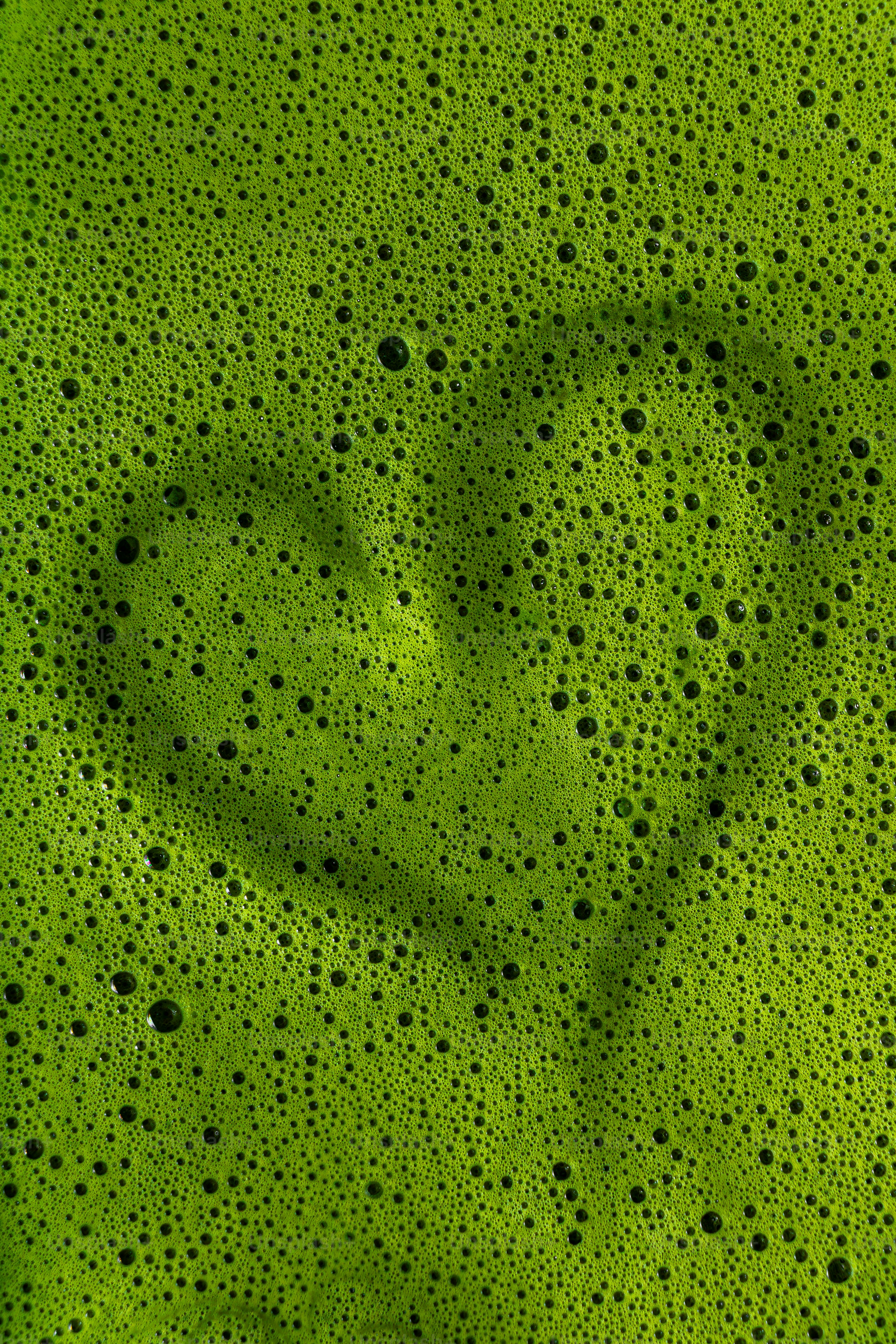 ハート型の緑色の泡状液体