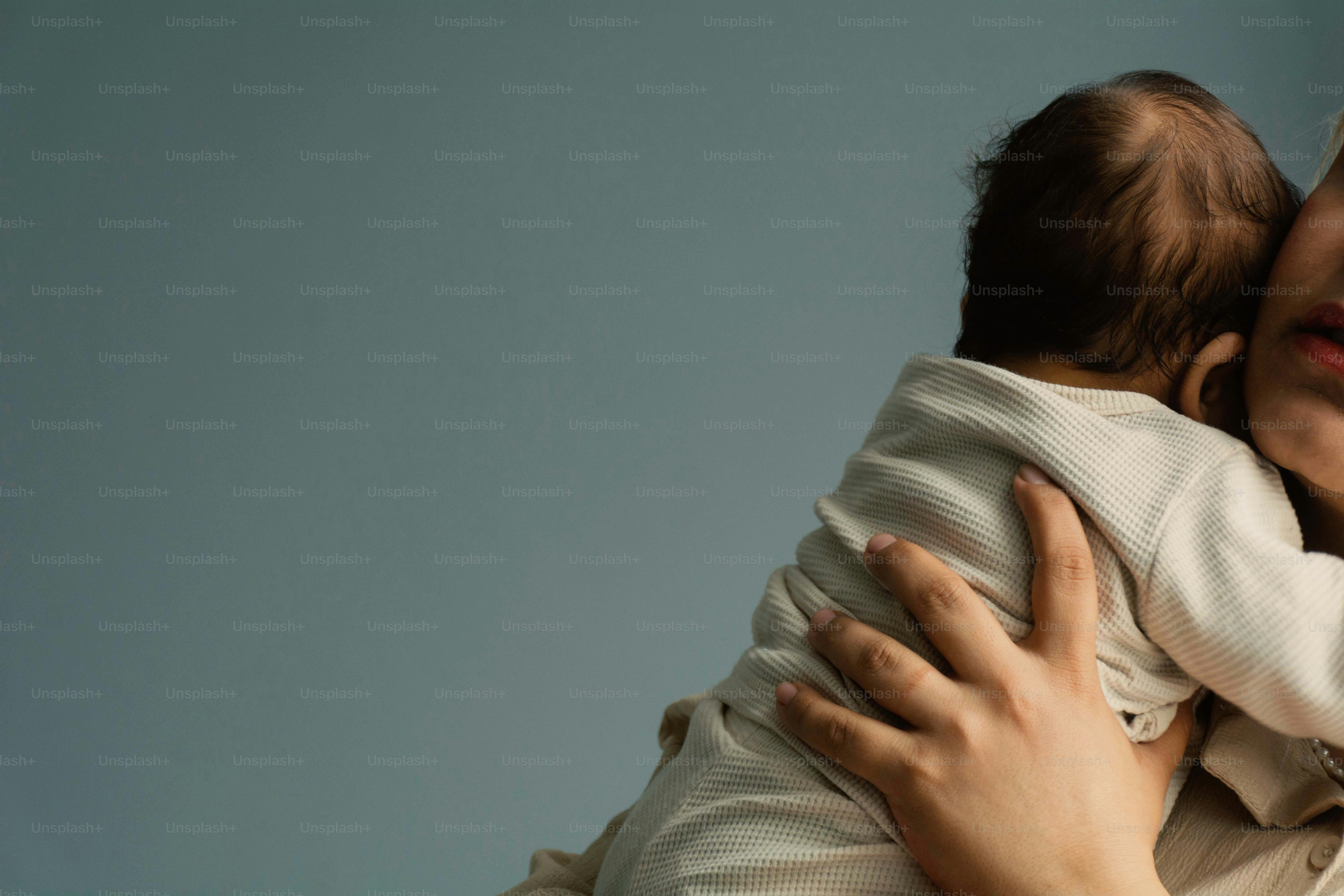 Madre che tiene stretta il suo bambino