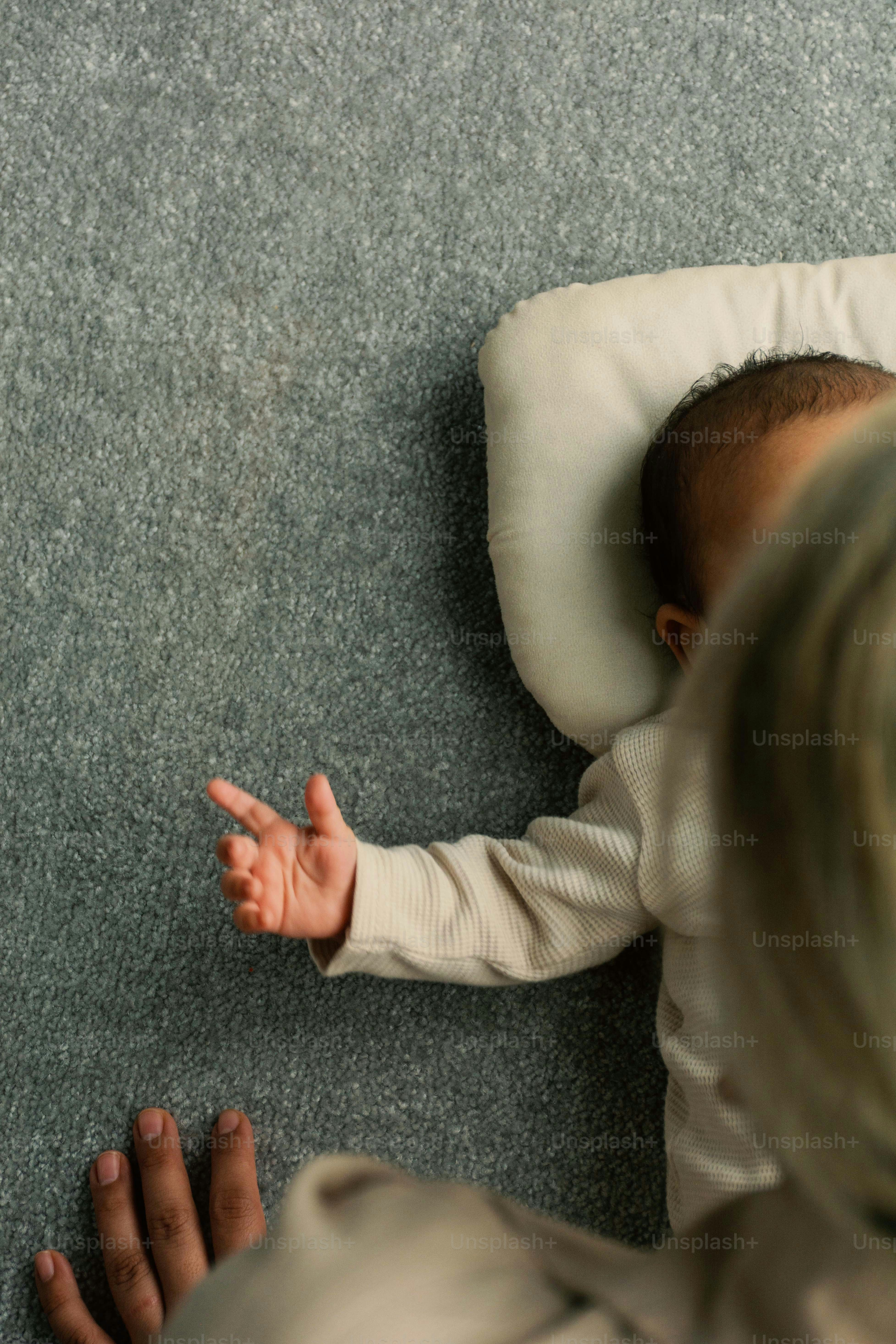 Bambino che si protende verso la mano di un adulto.