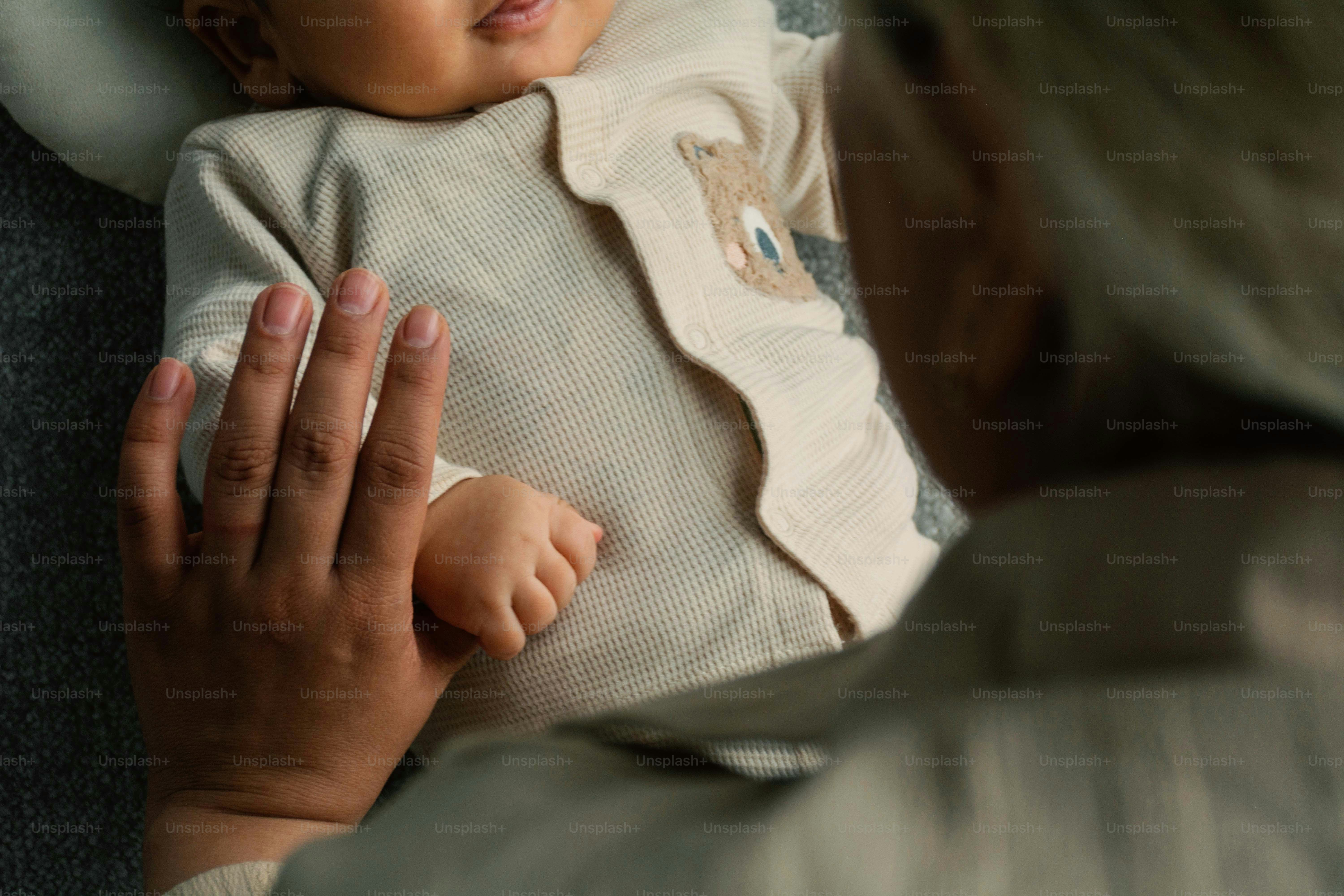 Una persona che tiene la mano di un bambino