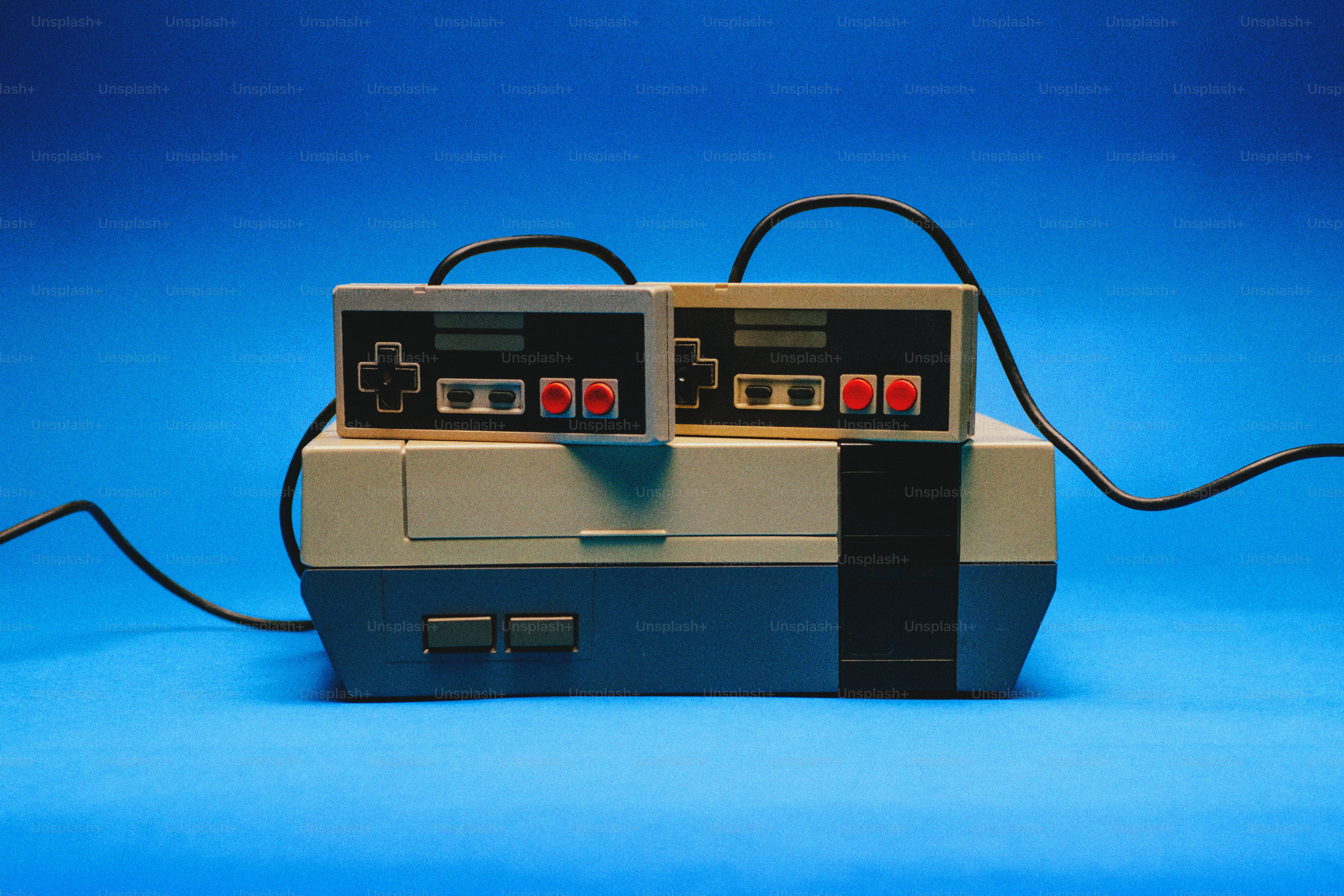 Deux manettes de jeu vintage sur une console rétro.