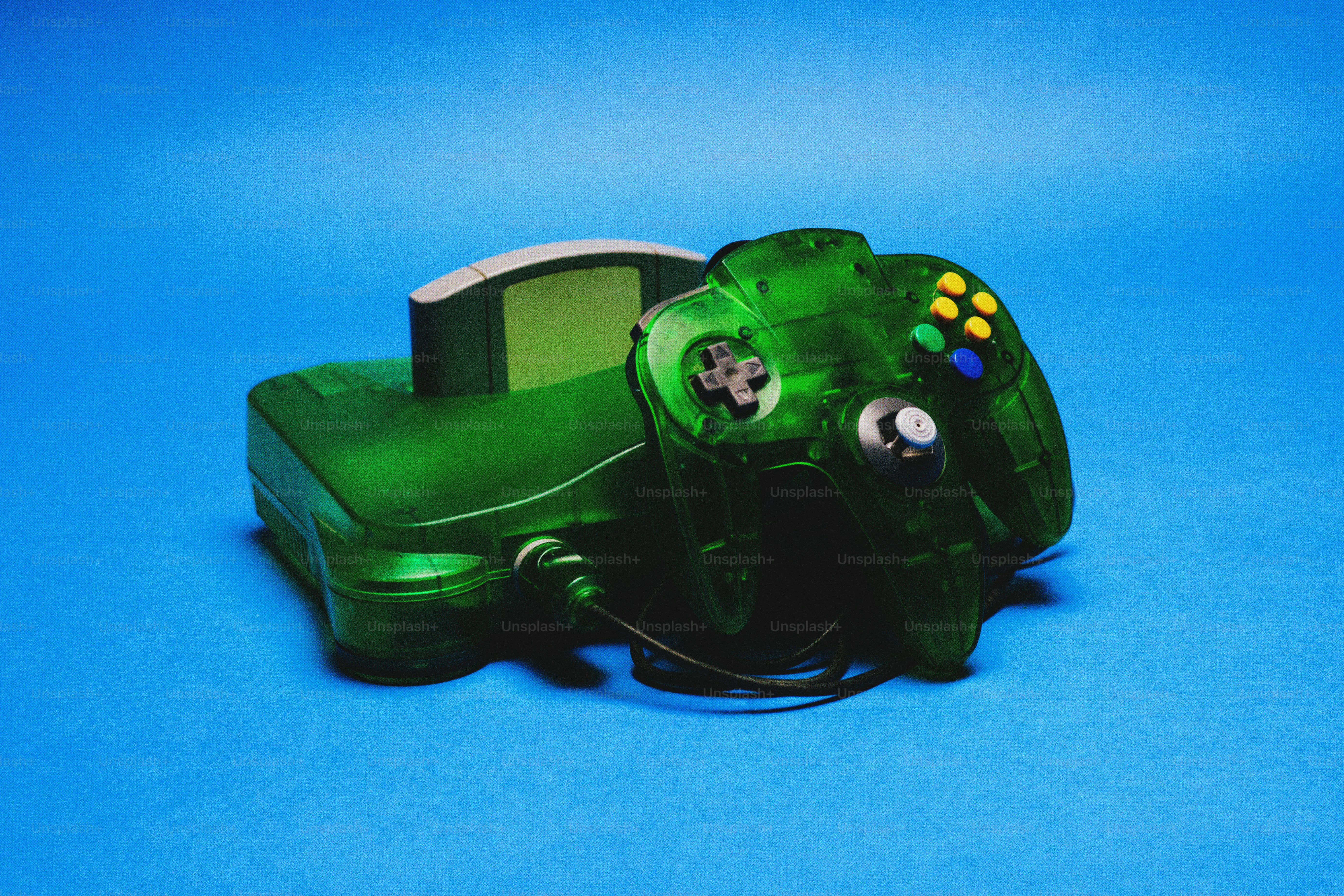 Grüne Nintendo 64-Konsole mit Controller und Spiel