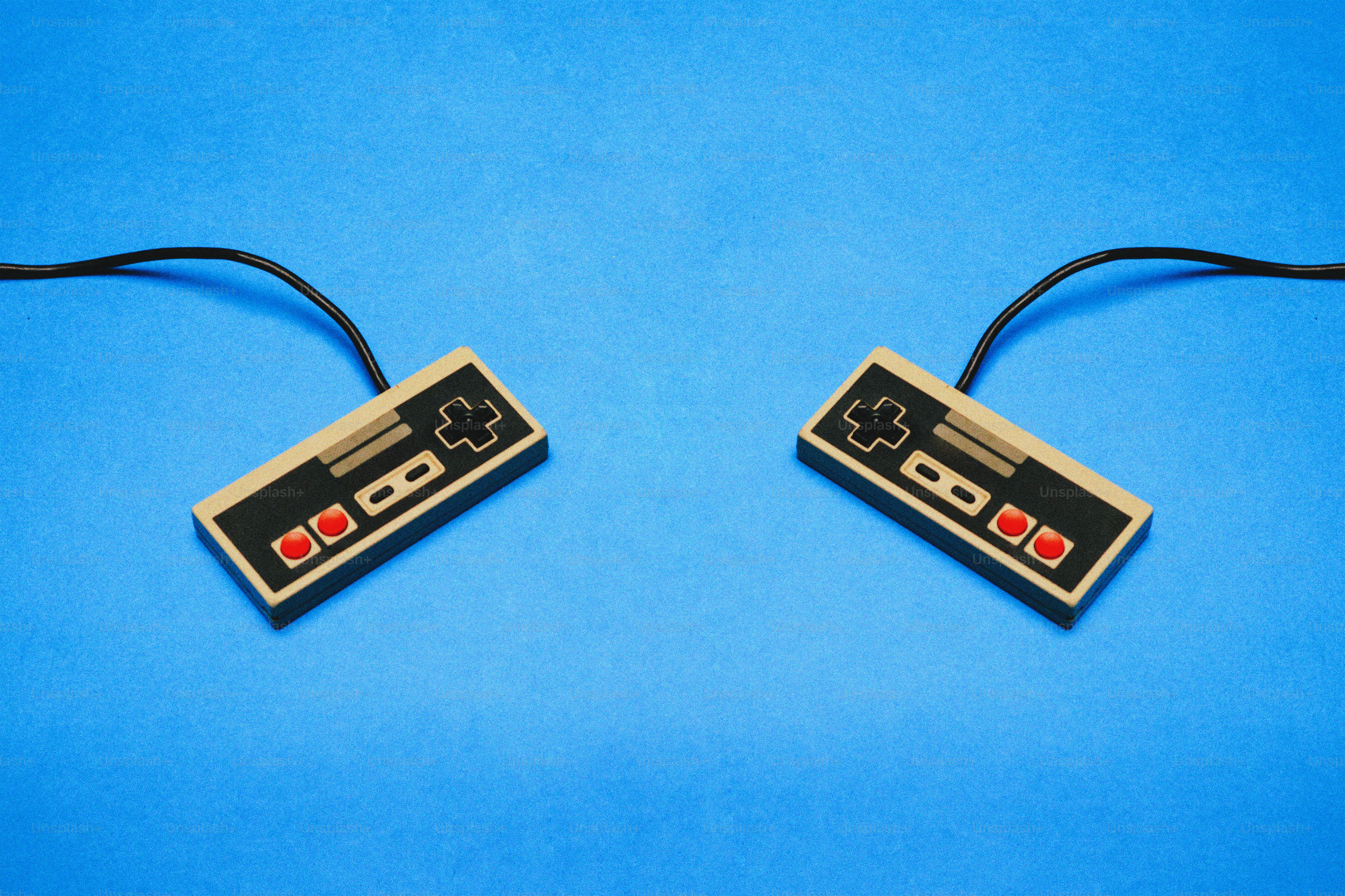 Deux manettes rétro de jeu vidéo sur fond bleu