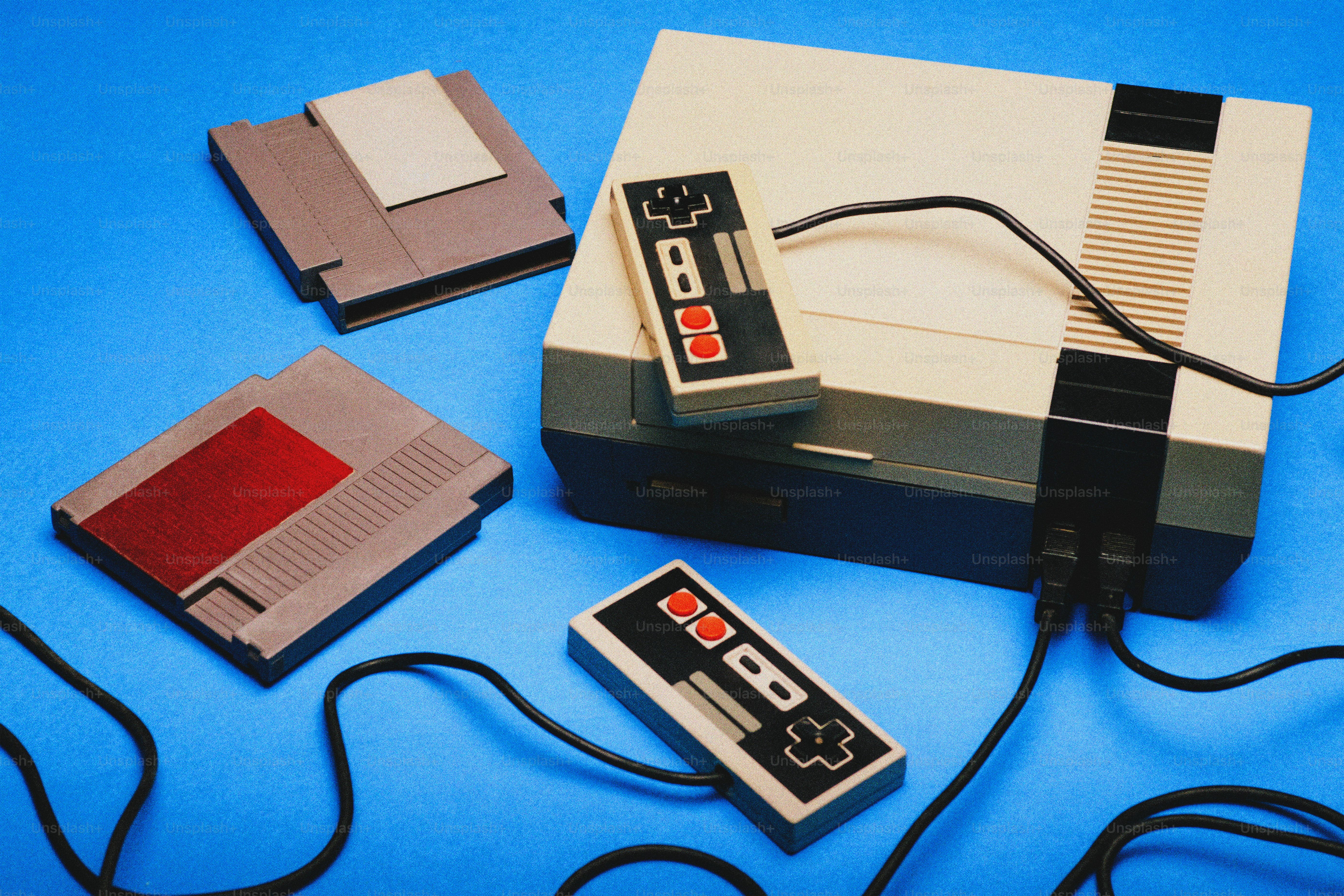 Système de divertissement rétro Nintendo avec manettes et cartouches