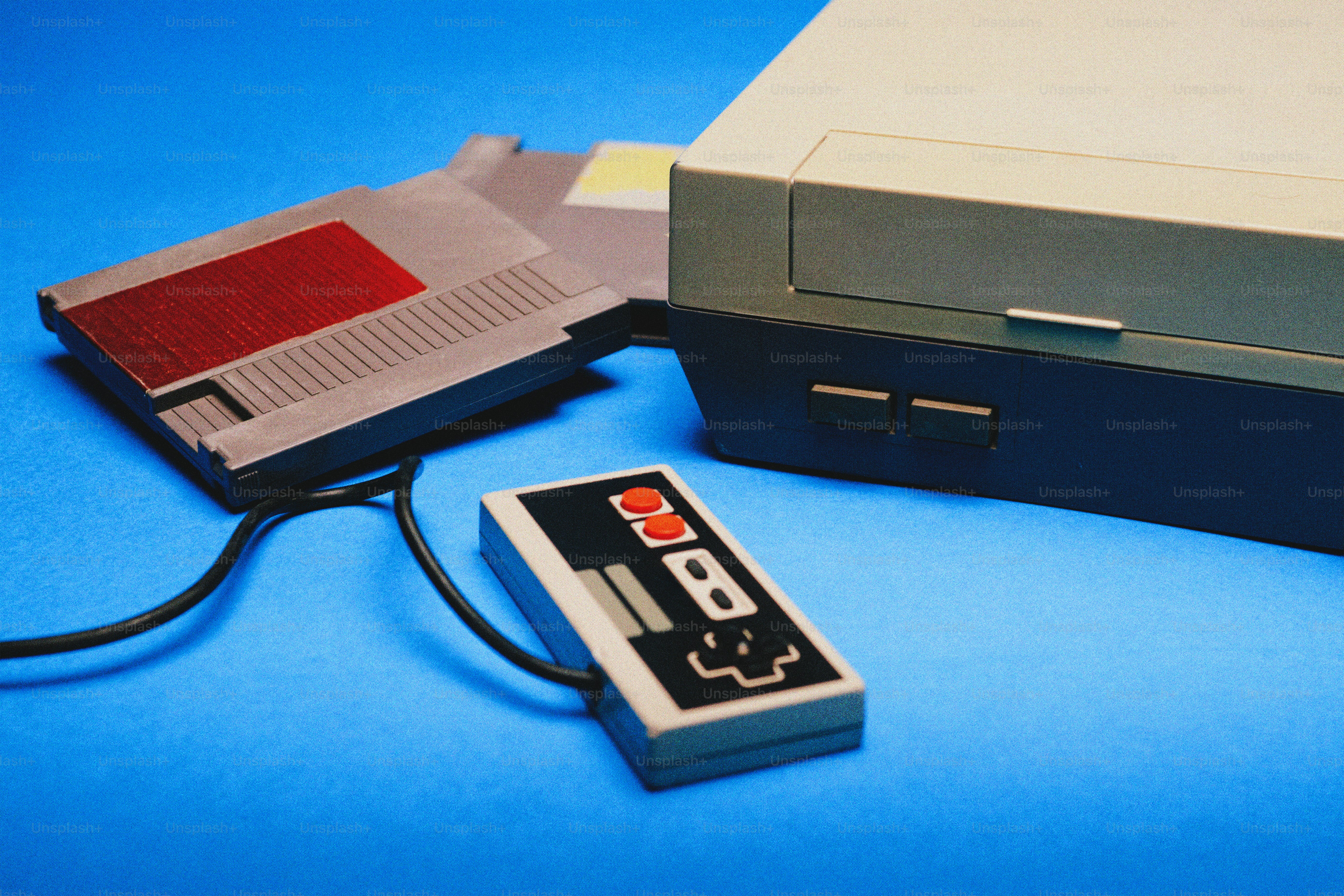 Console de jeux vidéo rétro avec manette et cartouches
