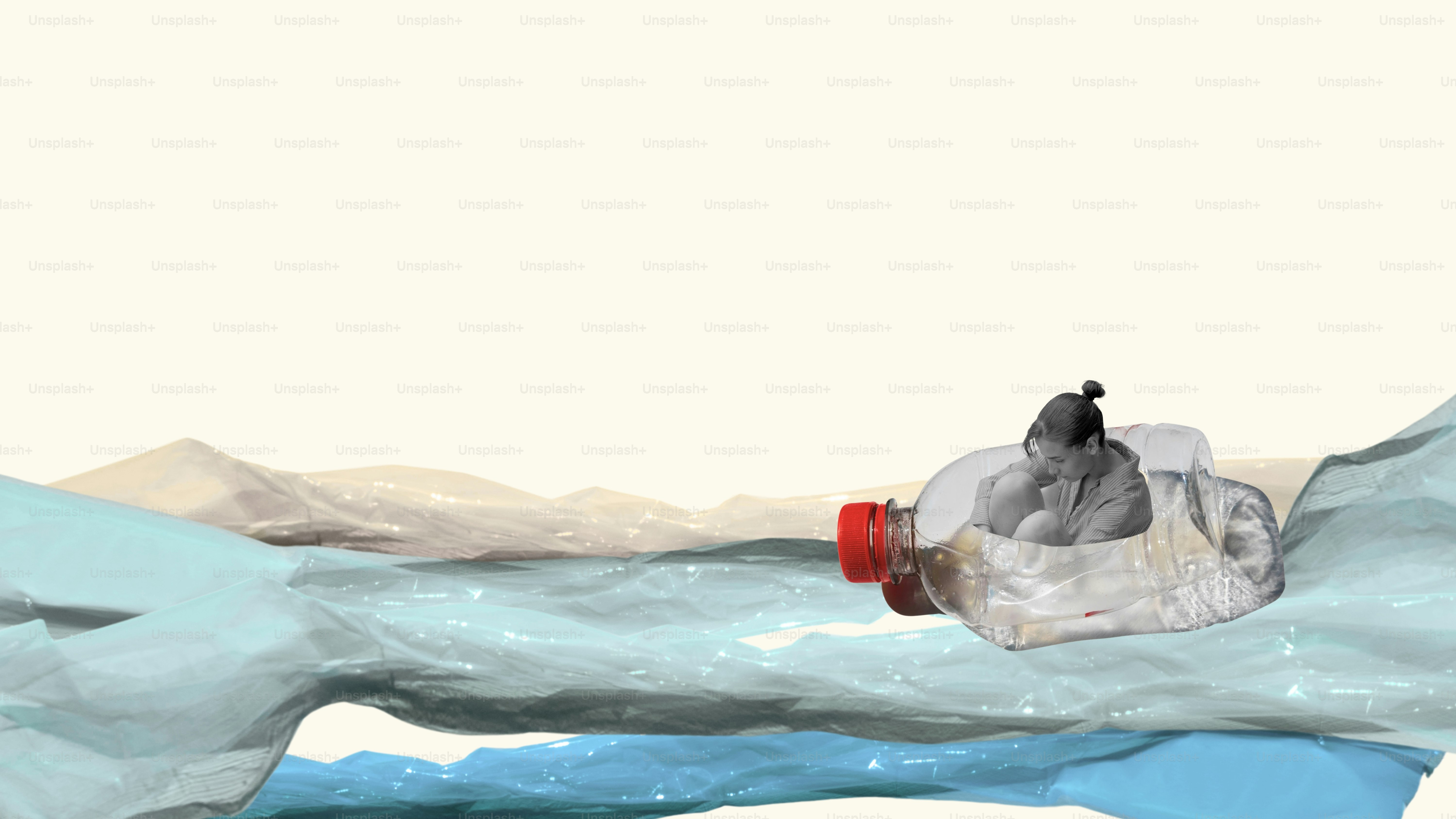 Une personne navigue dans une bouteille en plastique sur l’océan.