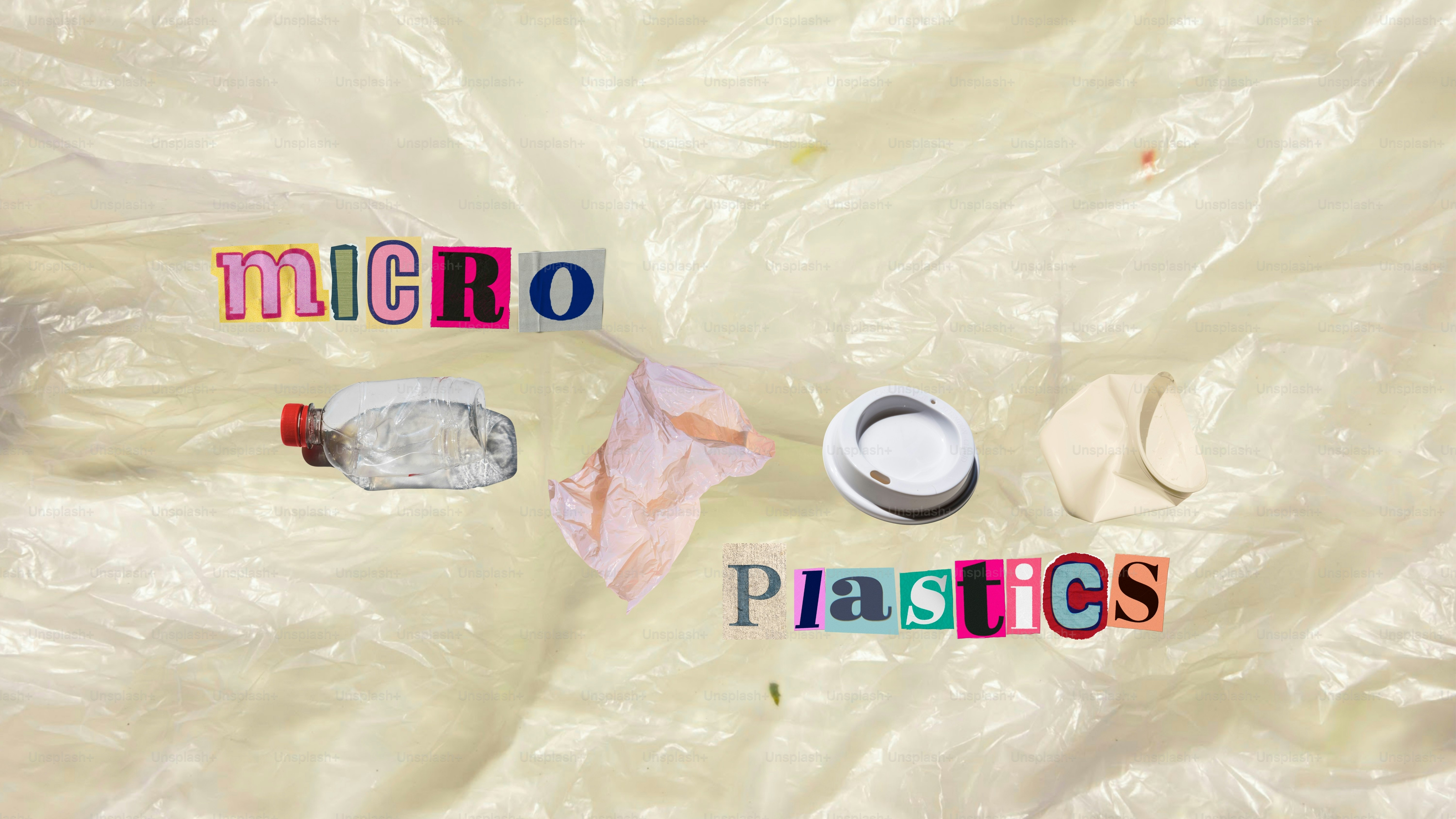 Les microplastiques représentés par de petits objets en plastique.