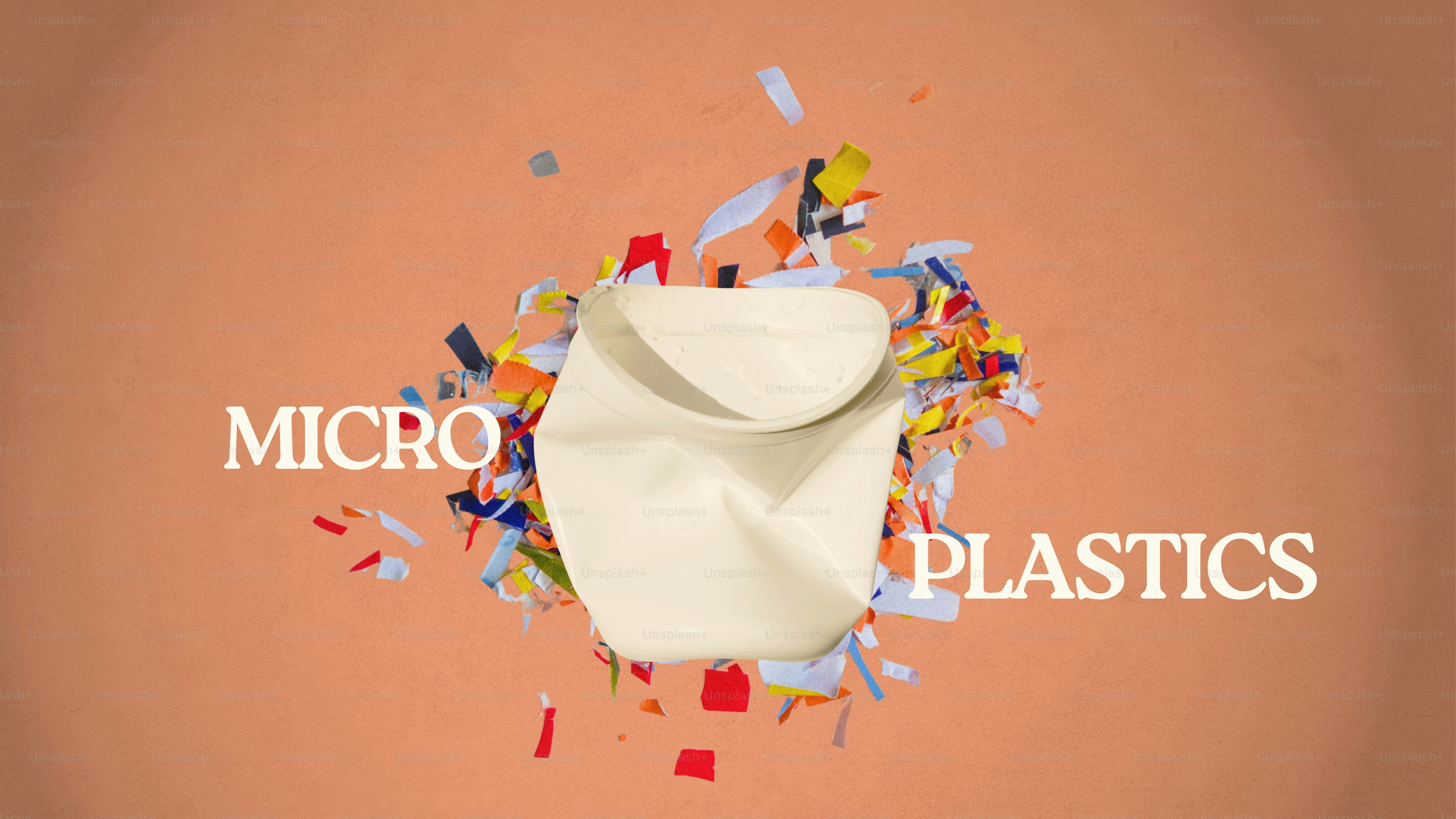 Vaso de plástico triturado rodeado de microplásticos coloridos