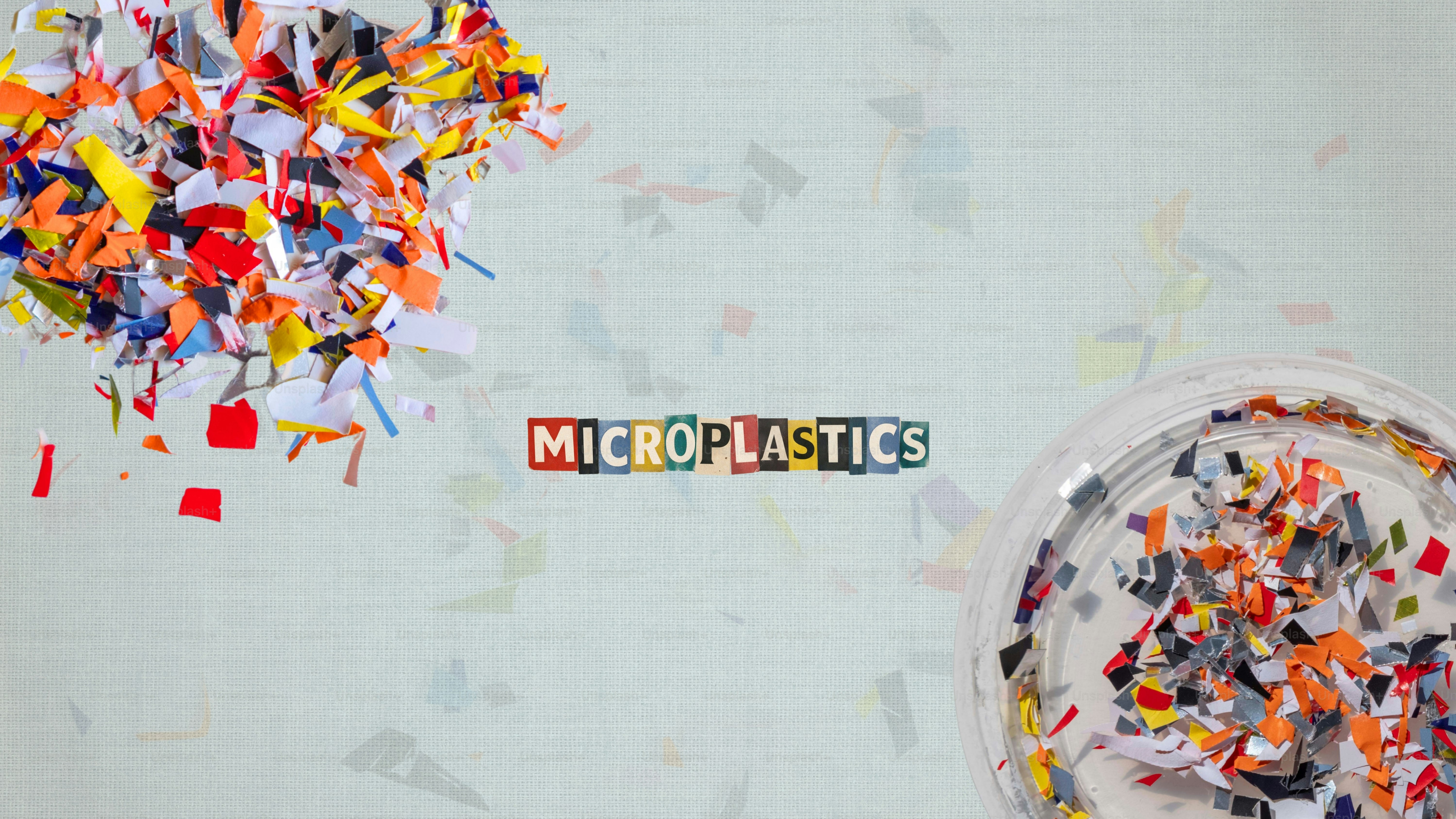 Microplásticos coloridos esparcidos por un recipiente transparente.