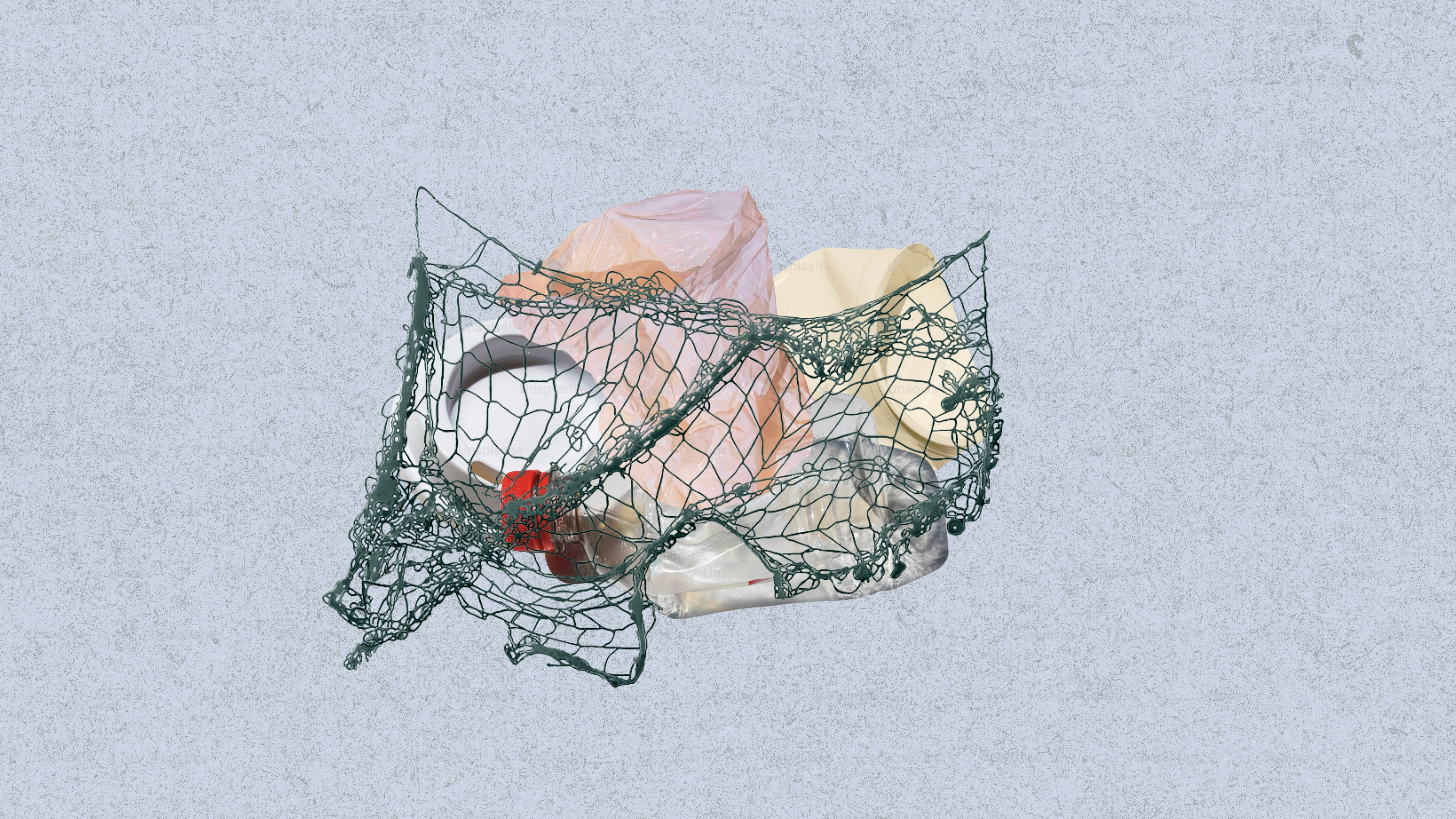 Un filet de pêche rempli d’objets colorés.