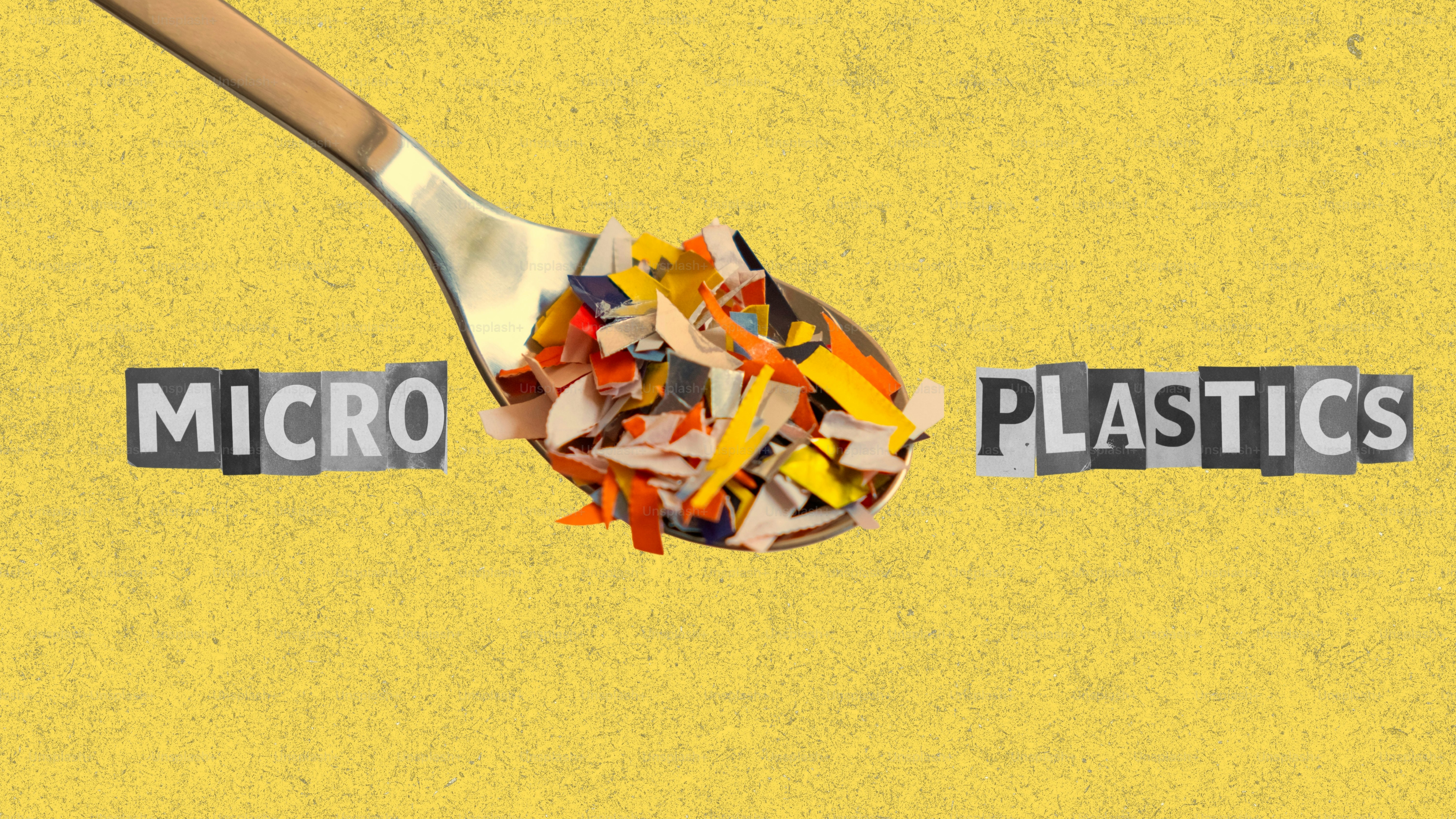 Cuillère remplie de microplastiques avec du texte.
