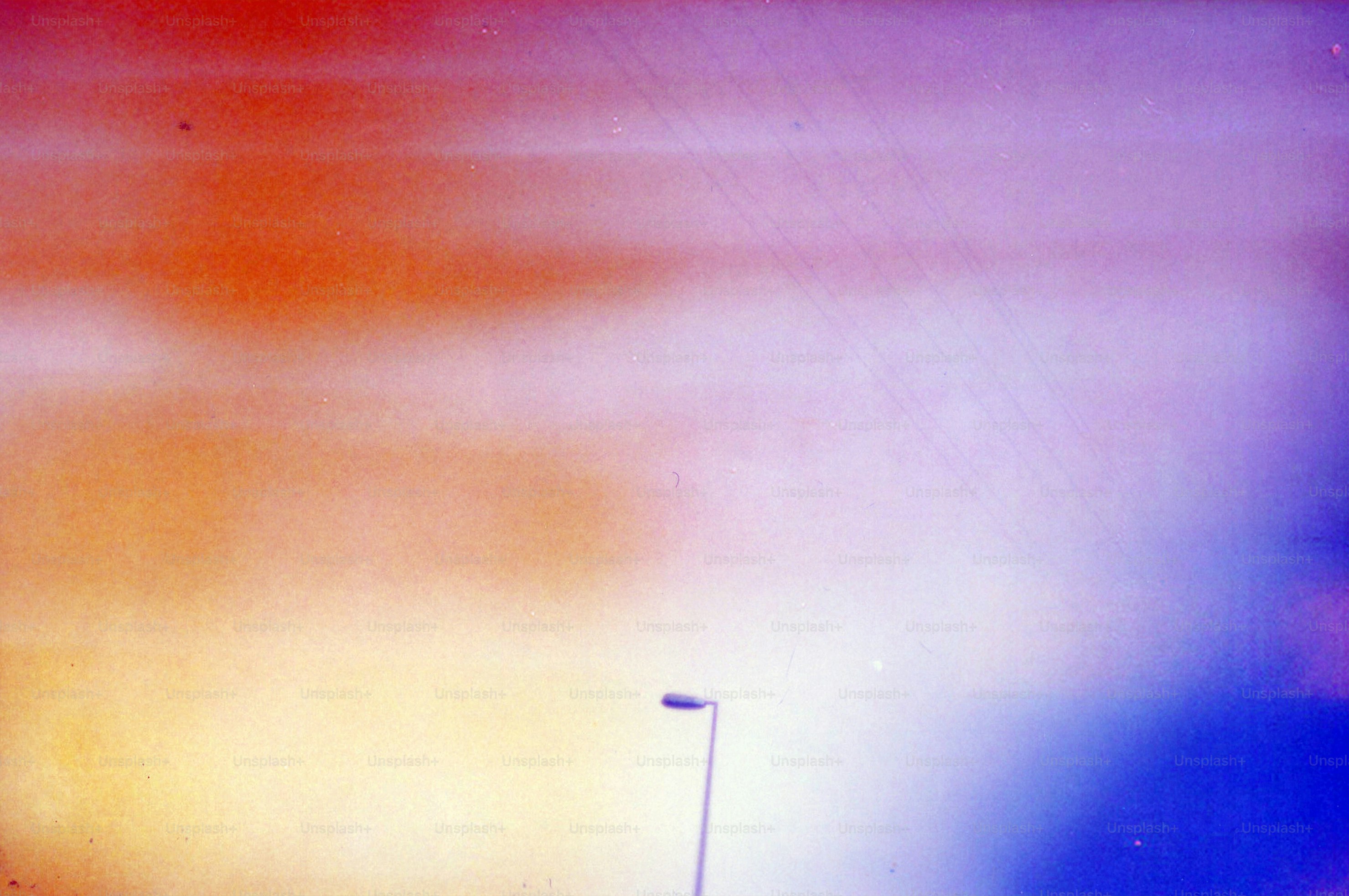 Cielo abstracto y colorido con una farola lejana