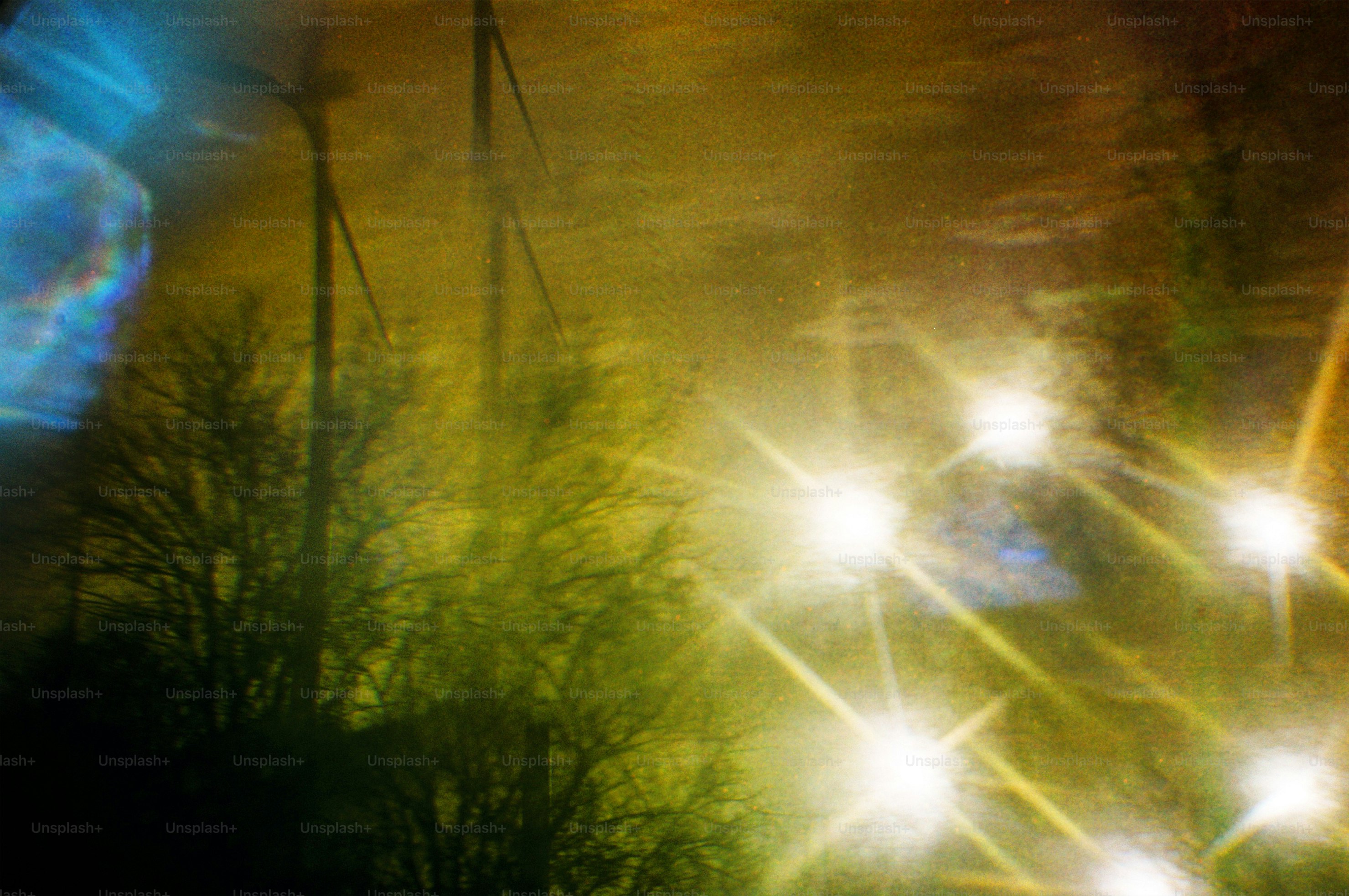 Windturbinen vor einem verschwommenen, sternenbeleuchteten Himmel.