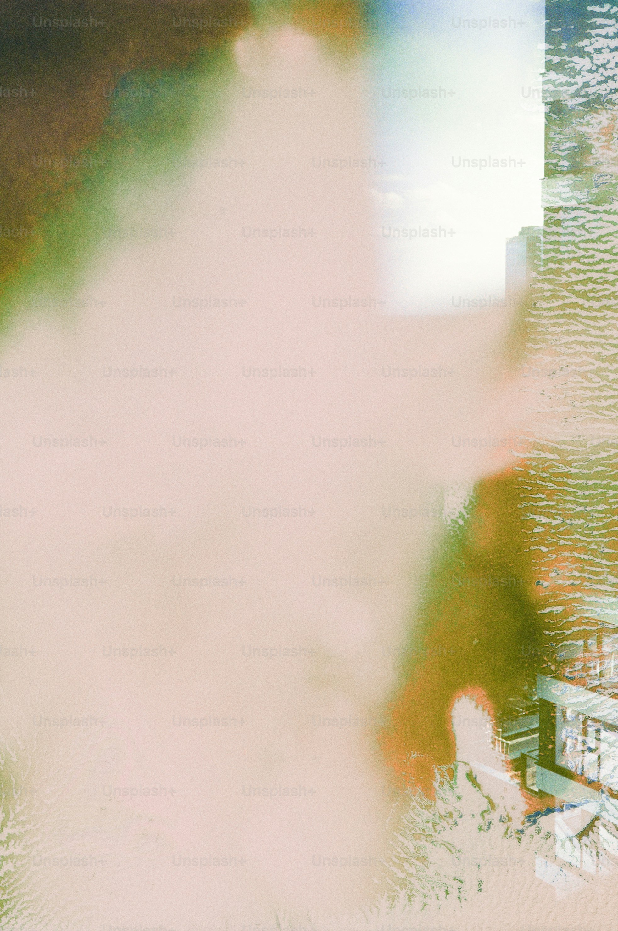 Abstrakte Licht- und Wassermuster mit Stadtgebäuden