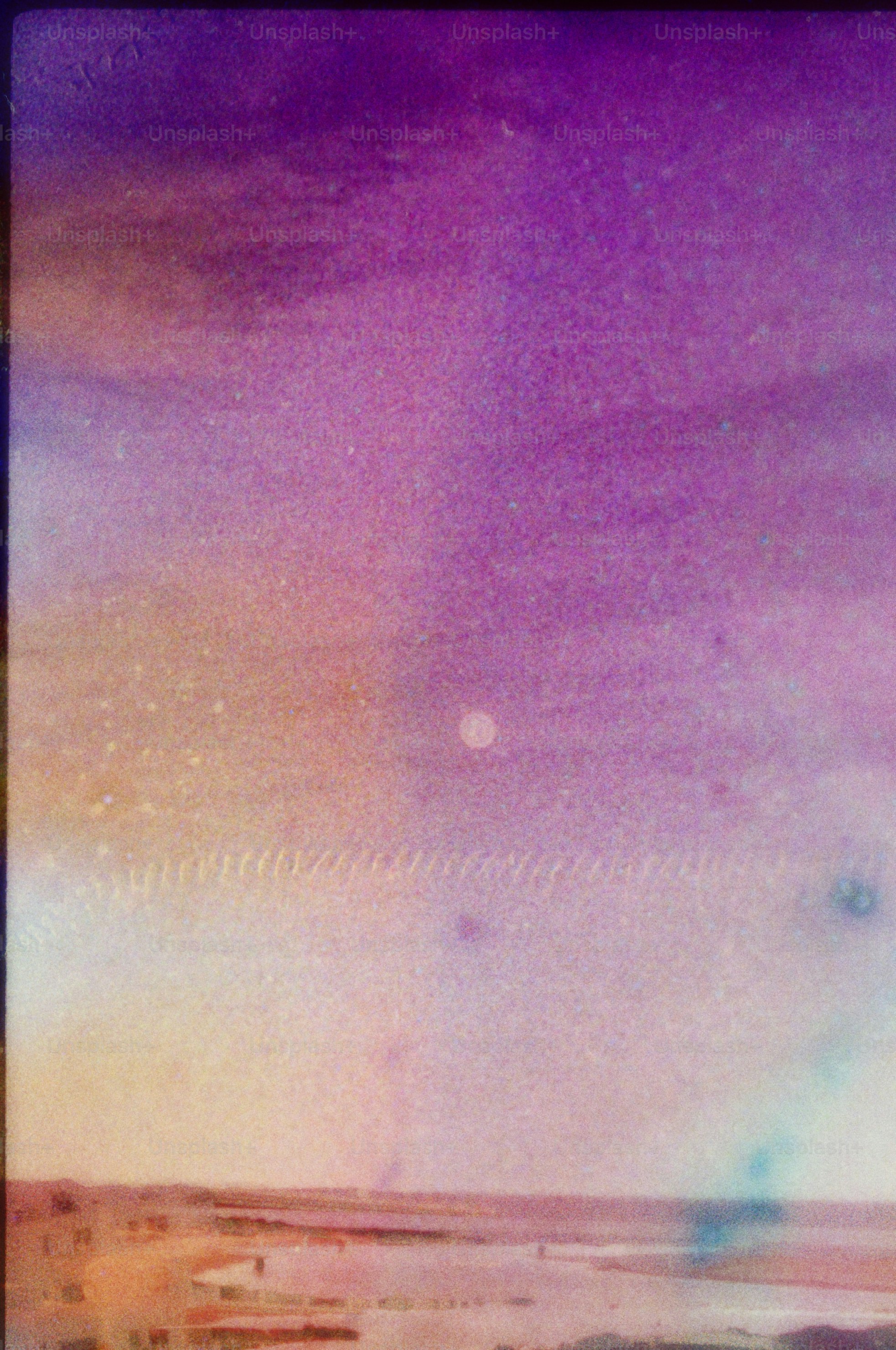 Ciel abstrait violet et orange avec un horizon lointain