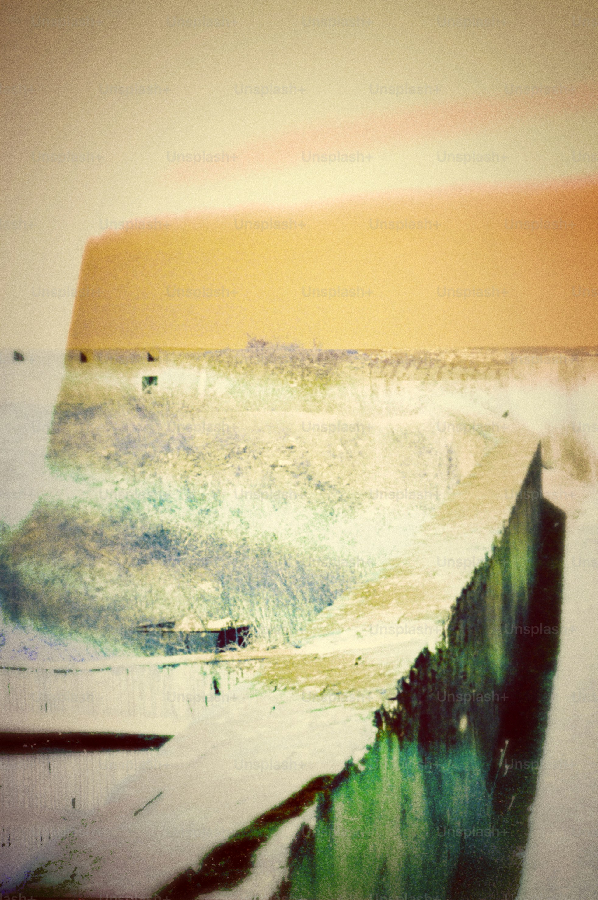 Abstrakte, strukturierte Landschaft mit gedämpften Farben