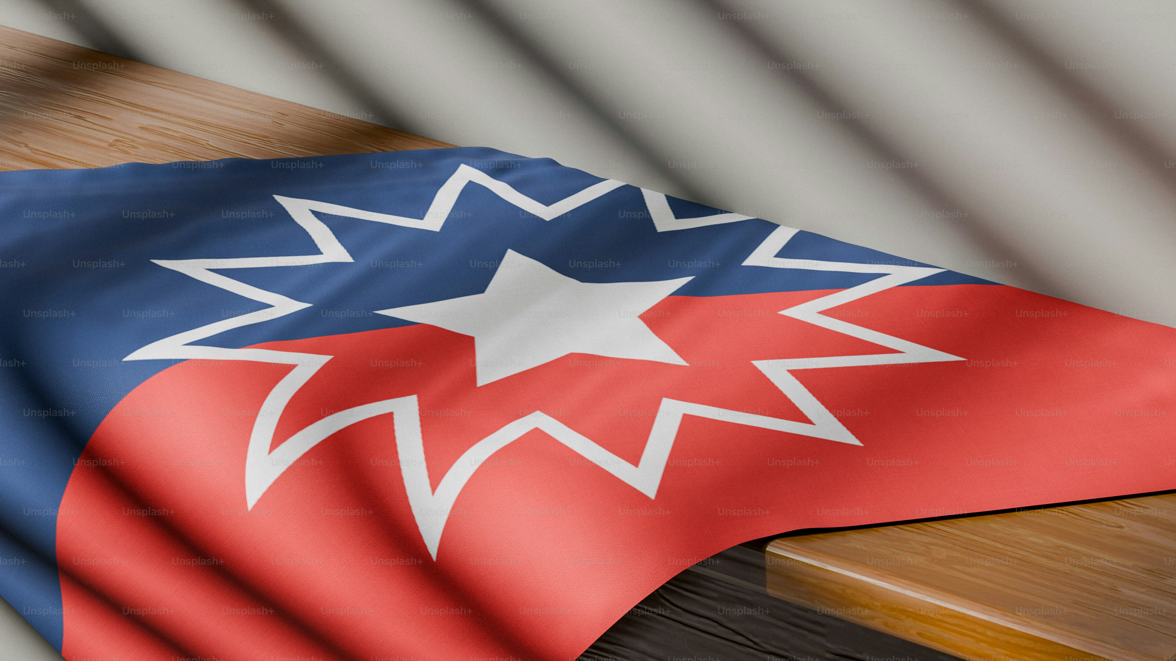 Drapeau Juneteenth avec une étoile et des rayures rouges et bleues.