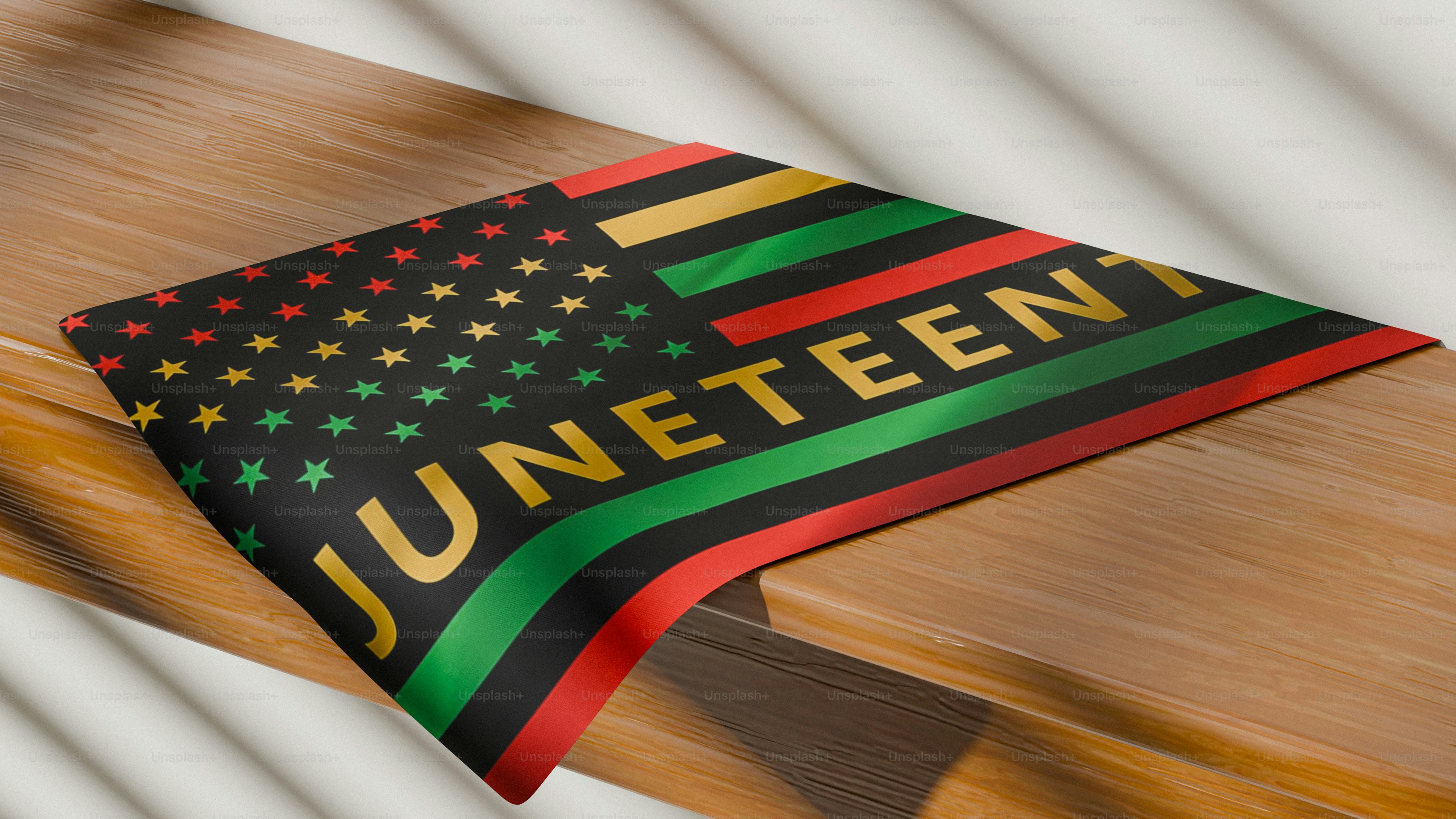 Drapeau du Juneteenth avec étoiles et rayures sur surface en bois