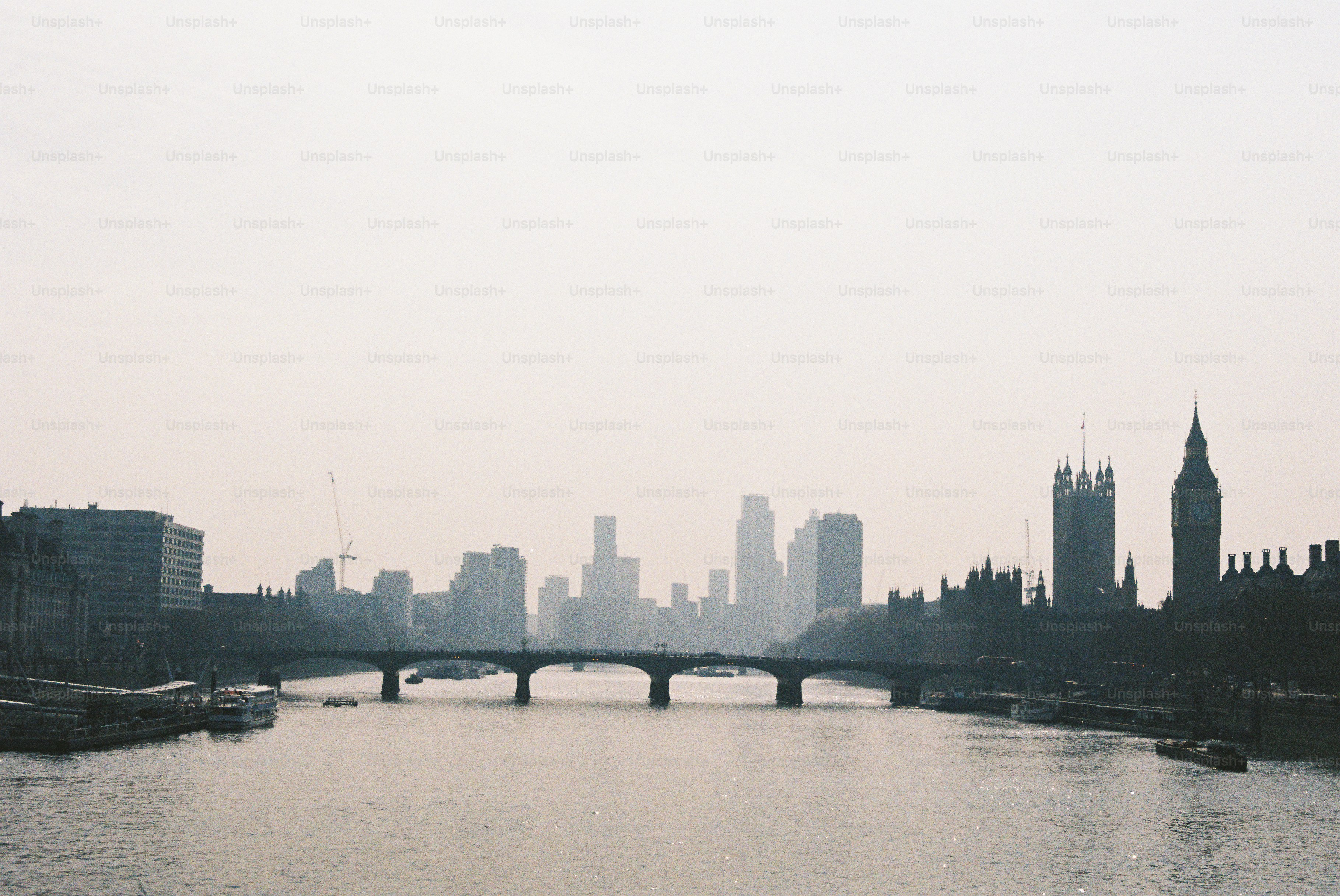 La silhouette de Londres avec un pont sur la Tamise