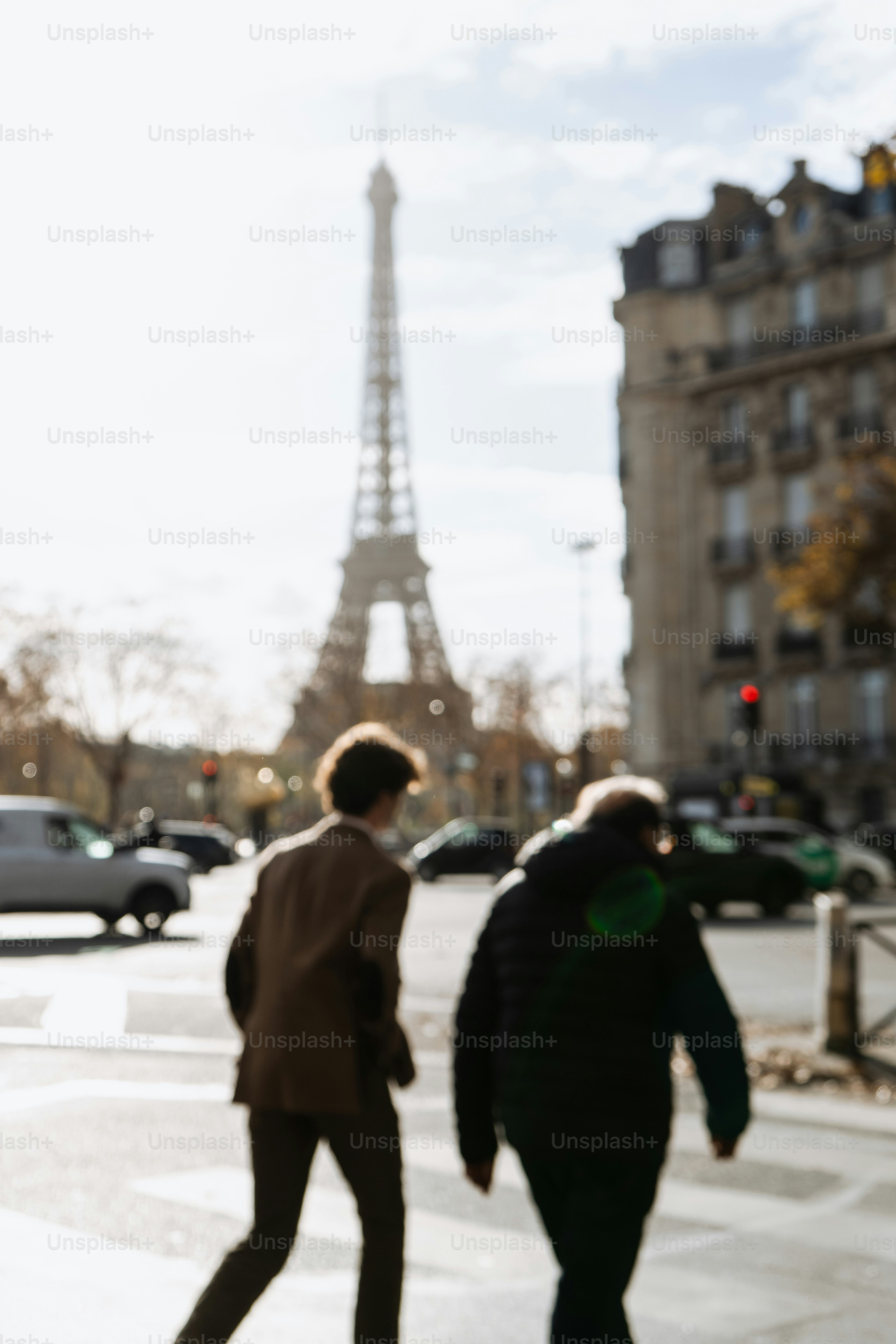 Deux personnes traversant la rue avec un fond de tour Eiffel
