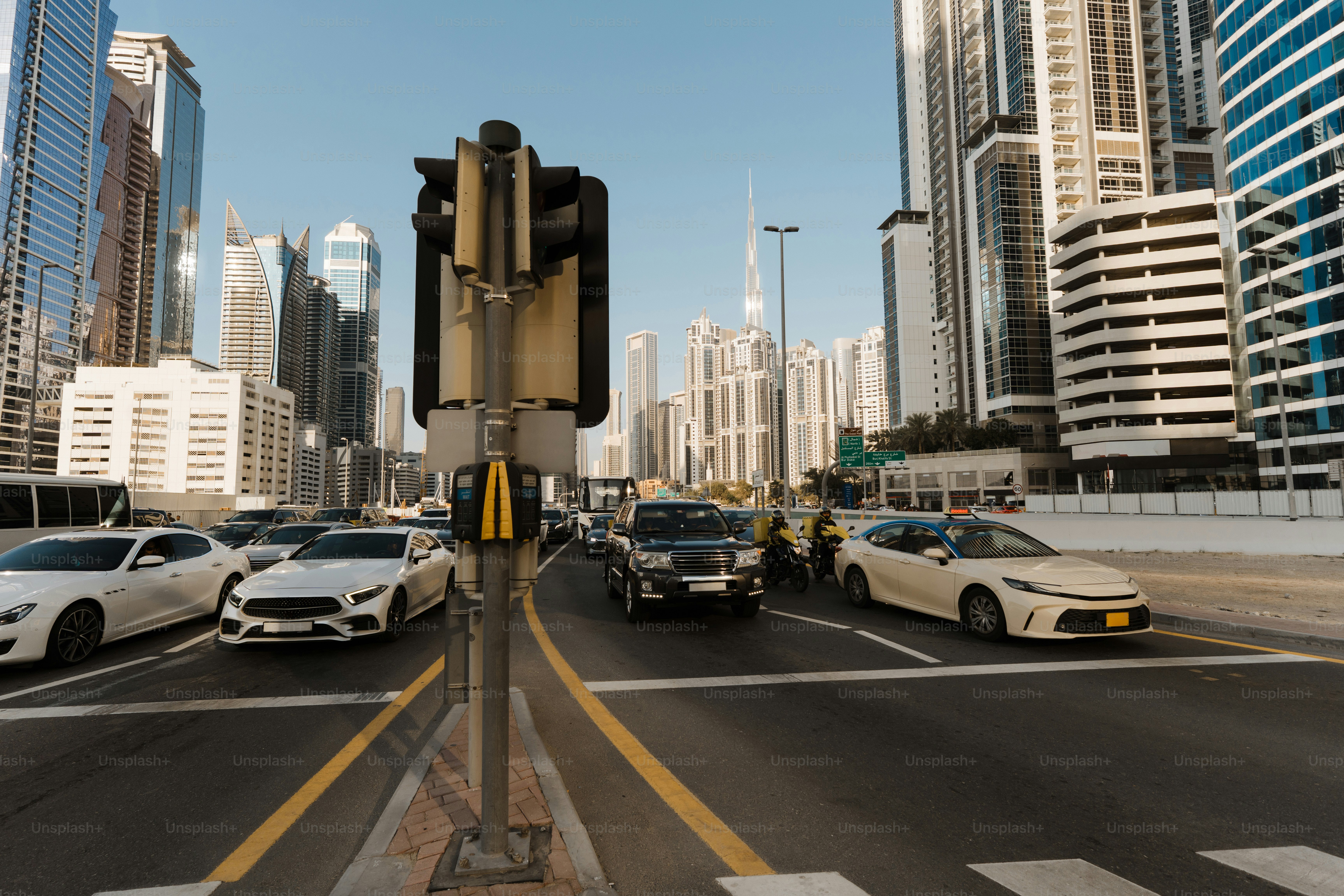 Autos an einer Ampel in einer modernen Stadt